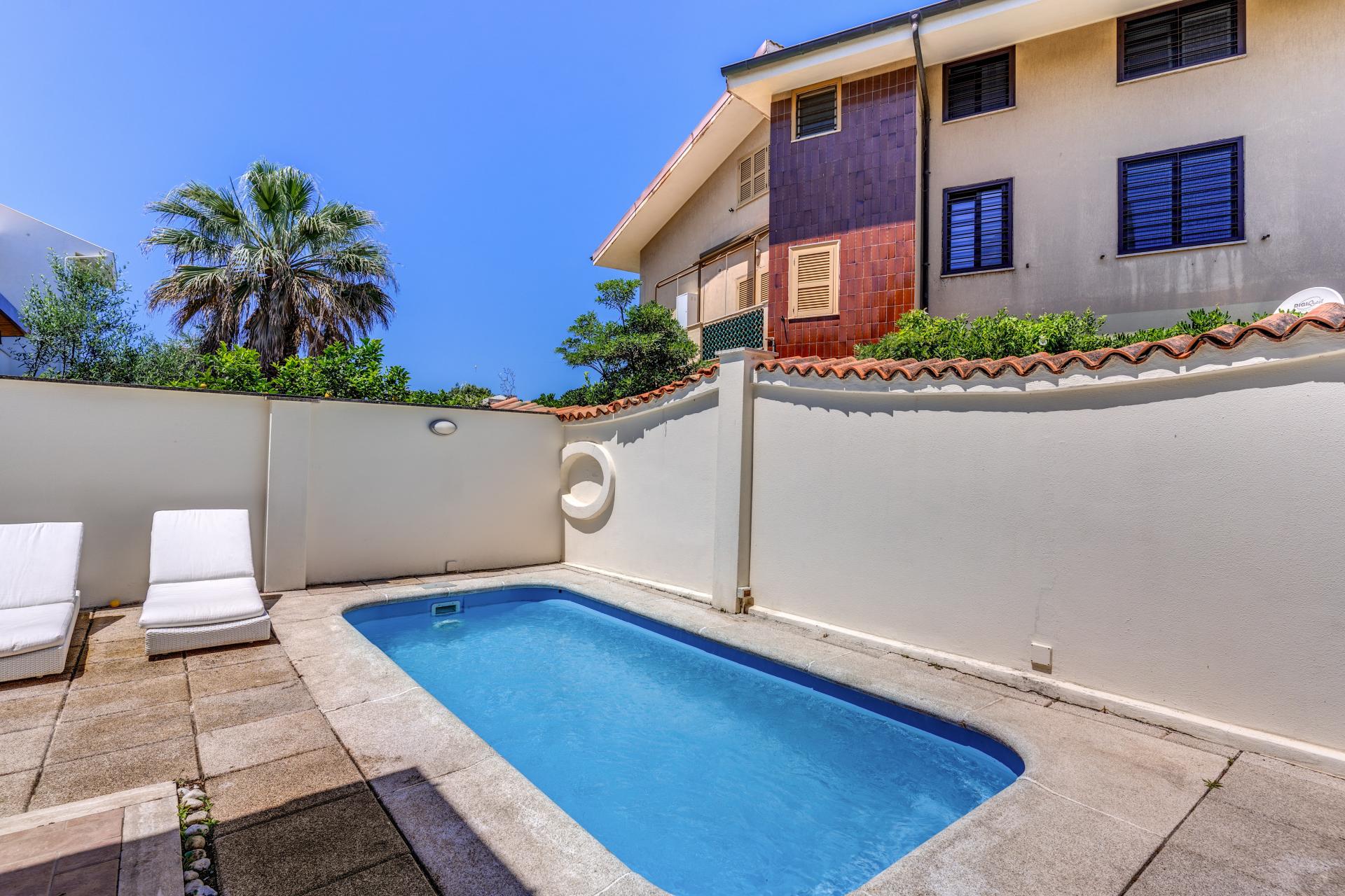 FREGENE CENTRO PRESTIGIOSA VILLA BIFAMILIARE CON GIARDINO E PISCINA RIF. V/80