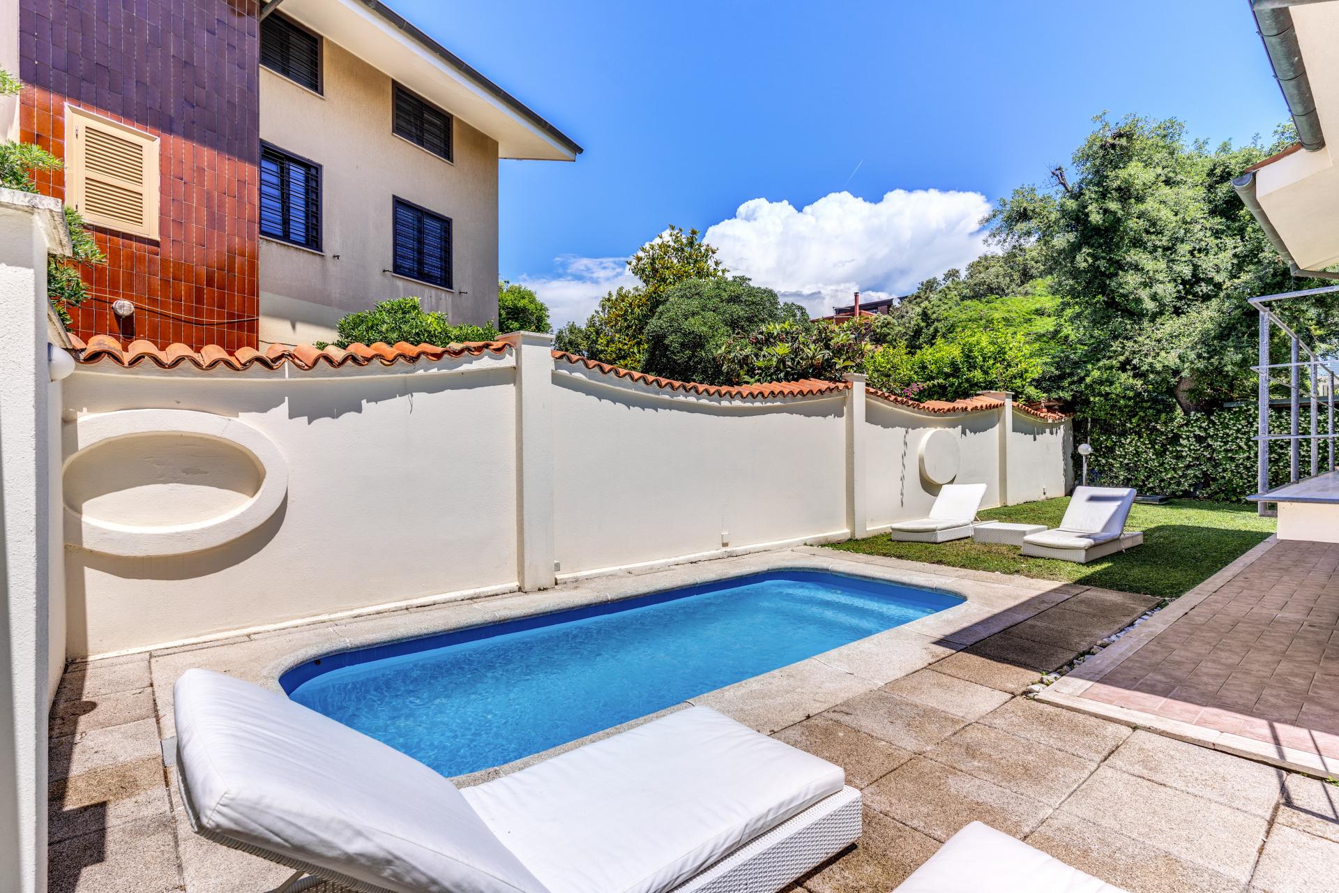 FREGENE CENTRO PRESTIGIOSA VILLA BIFAMILIARE CON GIARDINO E PISCINA RIF. V/80