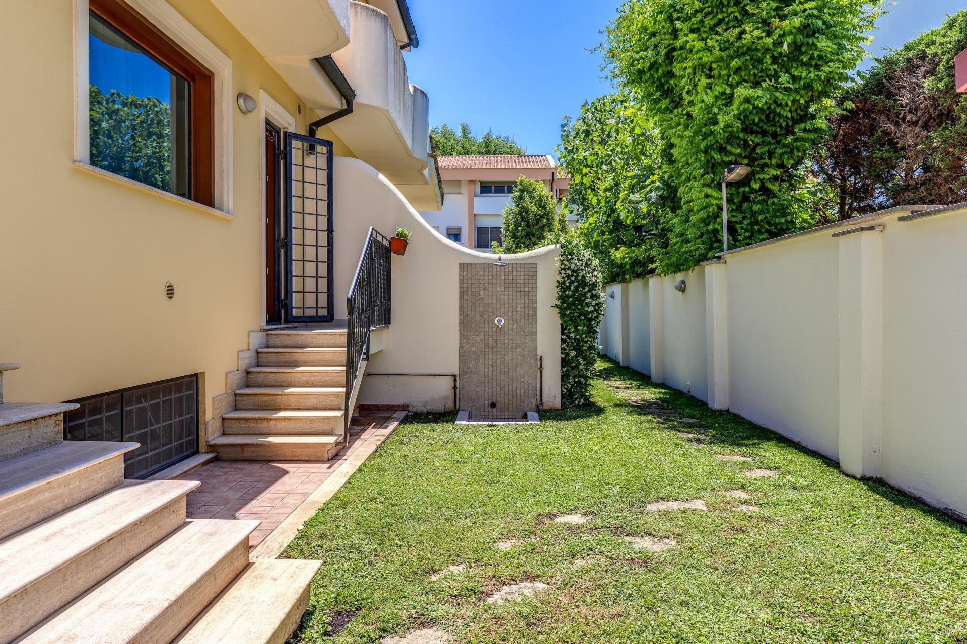FREGENE CENTRO PRESTIGIOSA VILLA BIFAMILIARE CON GIARDINO E PISCINA RIF. V/80