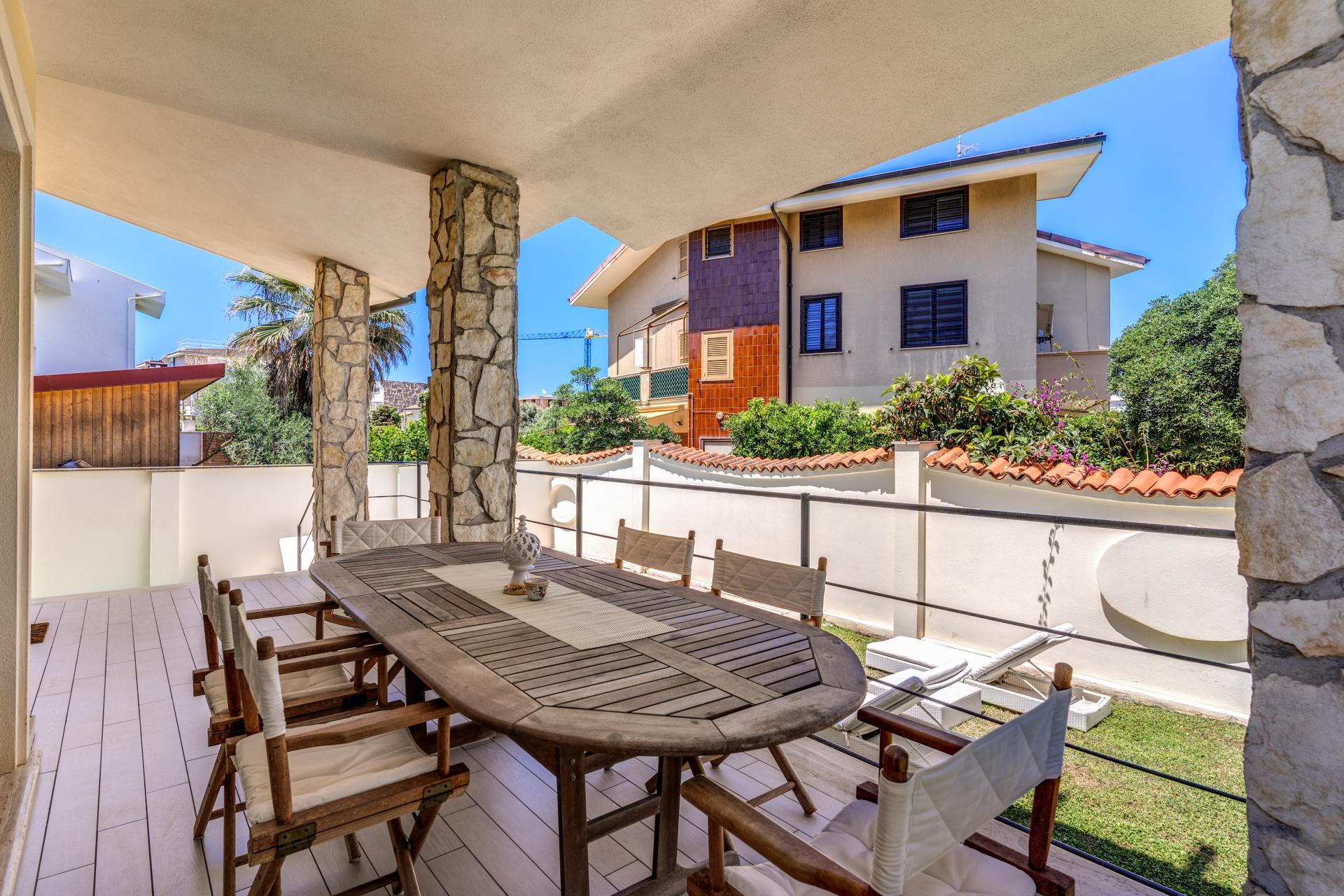 FREGENE CENTRO PRESTIGIOSA VILLA BIFAMILIARE CON GIARDINO E PISCINA RIF. V/80