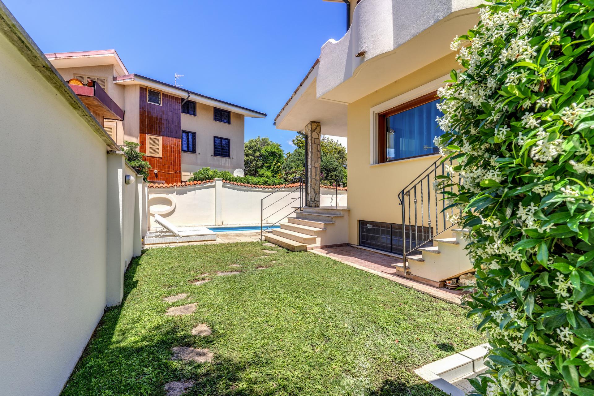 FREGENE CENTRO PRESTIGIOSA VILLA BIFAMILIARE CON GIARDINO E PISCINA RIF. V/80