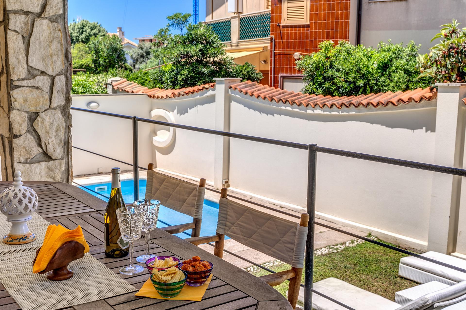 FREGENE CENTRO PRESTIGIOSA VILLA BIFAMILIARE CON GIARDINO E PISCINA RIF. V/80