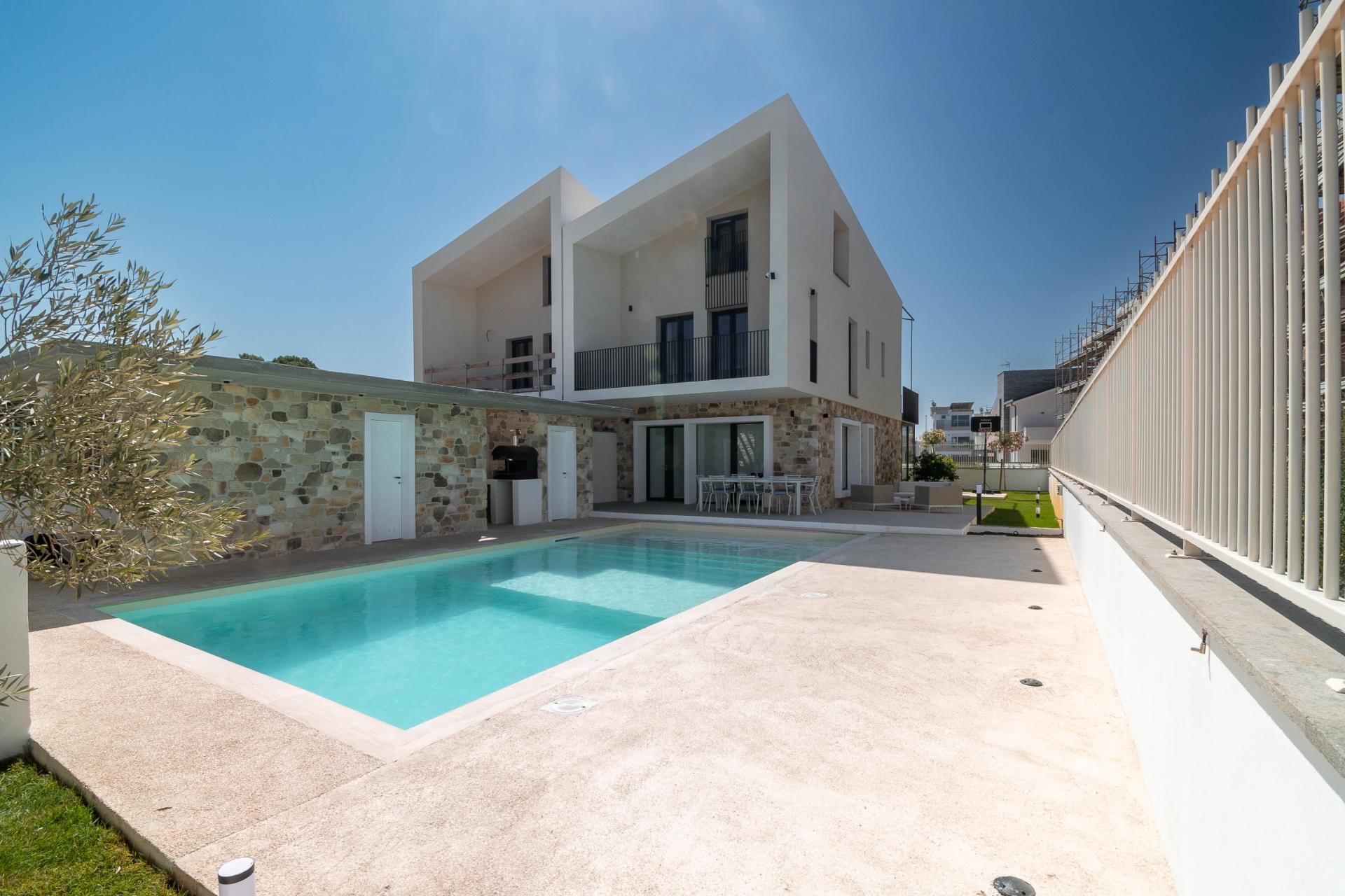 FREGENE – PRESTIGIOSA VILLA DI NUOVA COSTRUZIONE CON PISCINA • VISTA MARE • CLASSE A4 RIF. V/100