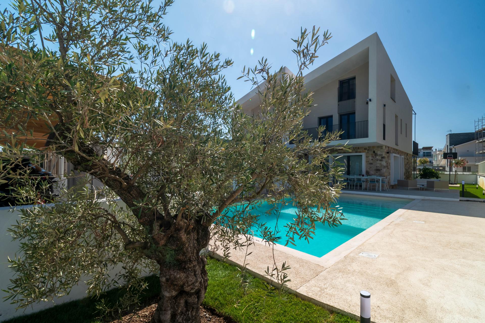 FREGENE – PRESTIGIOSA VILLA DI NUOVA COSTRUZIONE CON PISCINA • VISTA MARE • CLASSE A4 RIF. V/100