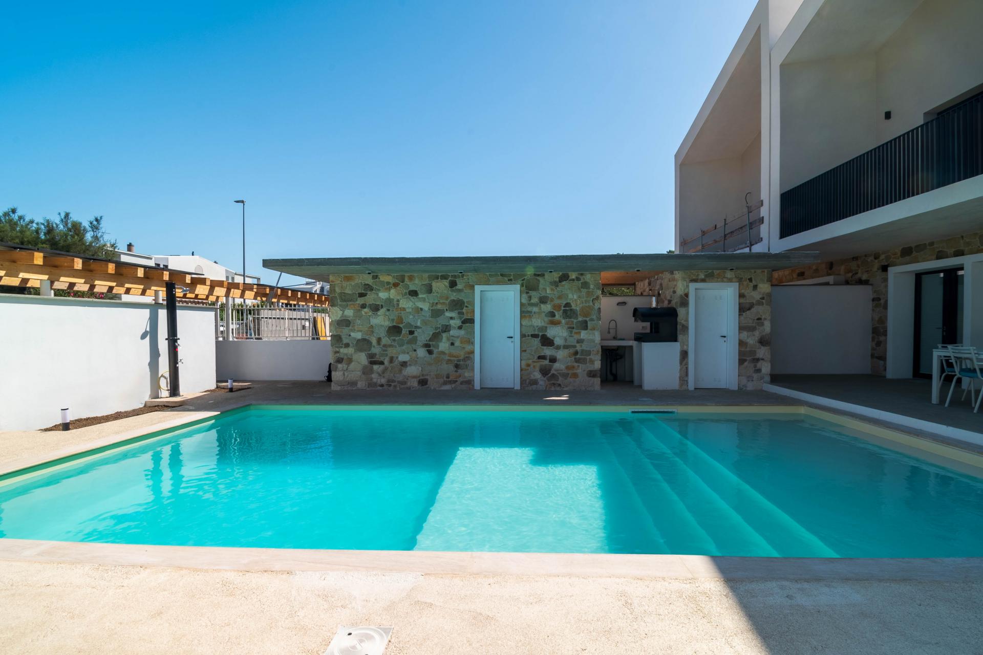 FREGENE – PRESTIGIOSA VILLA DI NUOVA COSTRUZIONE CON PISCINA • VISTA MARE • CLASSE A4 RIF. V/100
