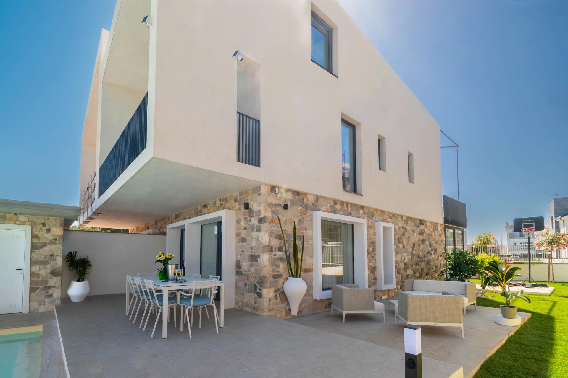 FREGENE – PRESTIGIOSA VILLA DI NUOVA COSTRUZIONE CON PISCINA • VISTA MARE • CLASSE A4 RIF. V/100