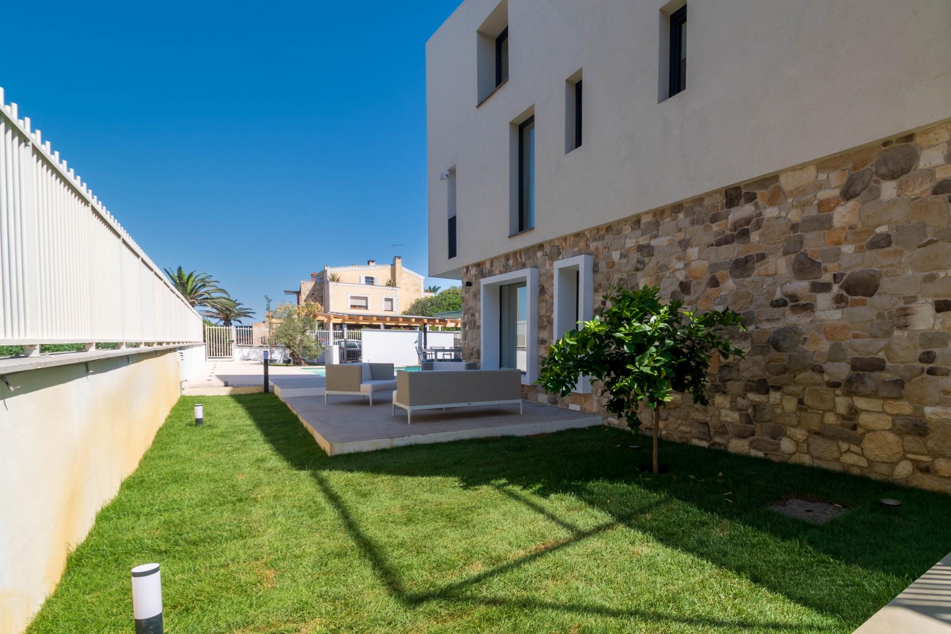 FREGENE – PRESTIGIOSA VILLA DI NUOVA COSTRUZIONE CON PISCINA • VISTA MARE • CLASSE A4 RIF. V/100