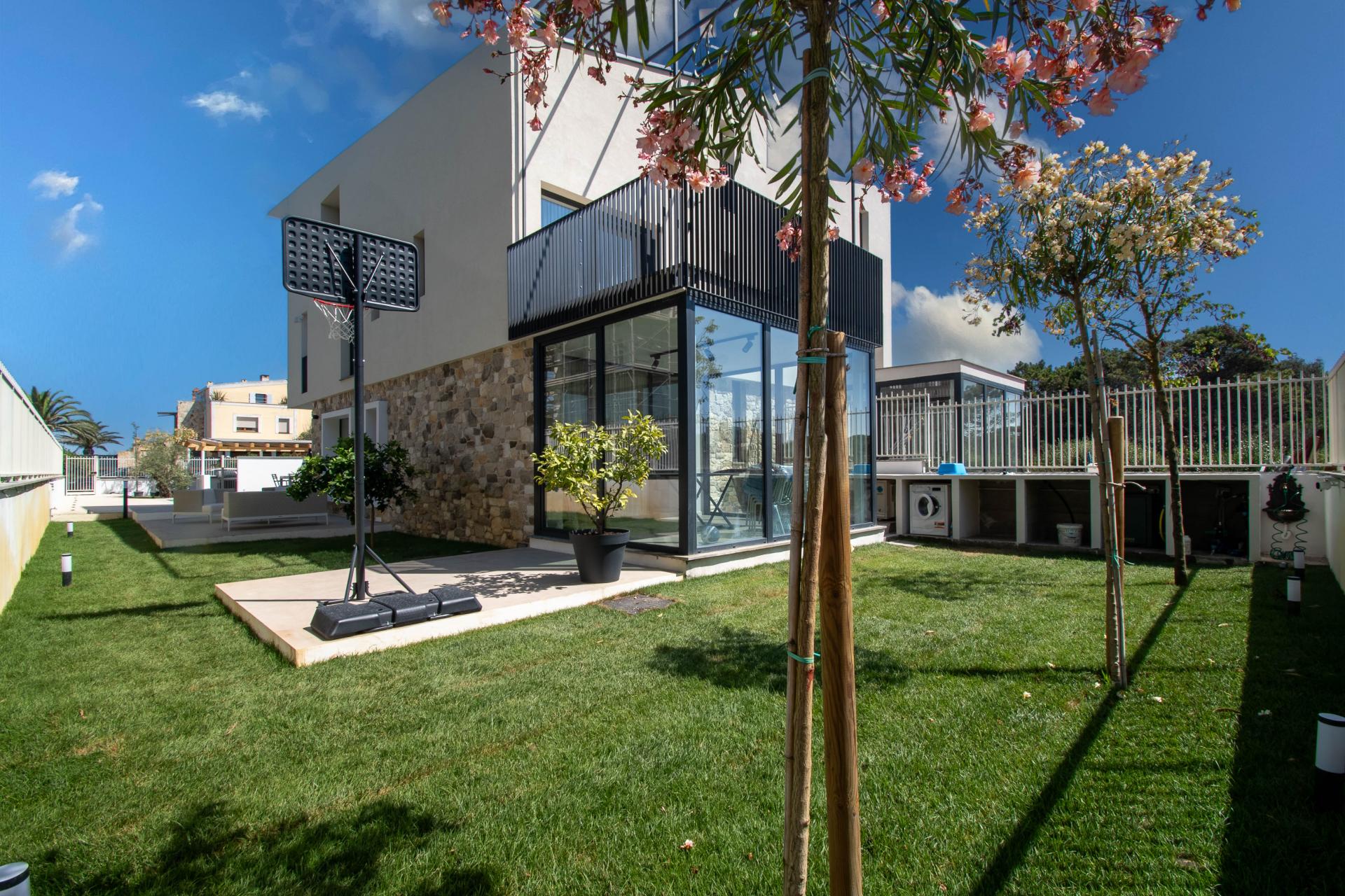 FREGENE – PRESTIGIOSA VILLA DI NUOVA COSTRUZIONE CON PISCINA • VISTA MARE • CLASSE A4 RIF. V/100