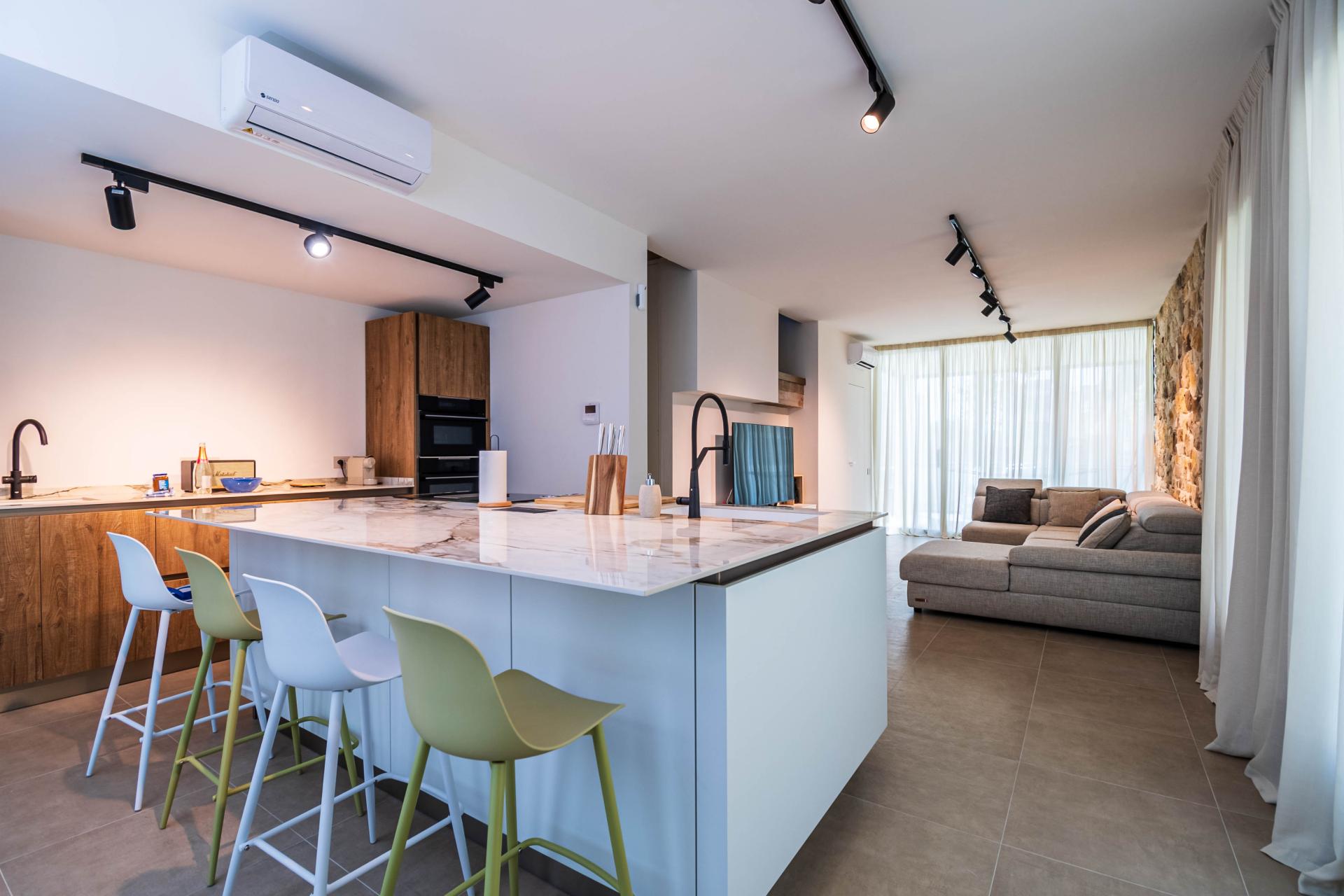 FREGENE – PRESTIGIOSA VILLA DI NUOVA COSTRUZIONE CON PISCINA • VISTA MARE • CLASSE A4 RIF. V/100