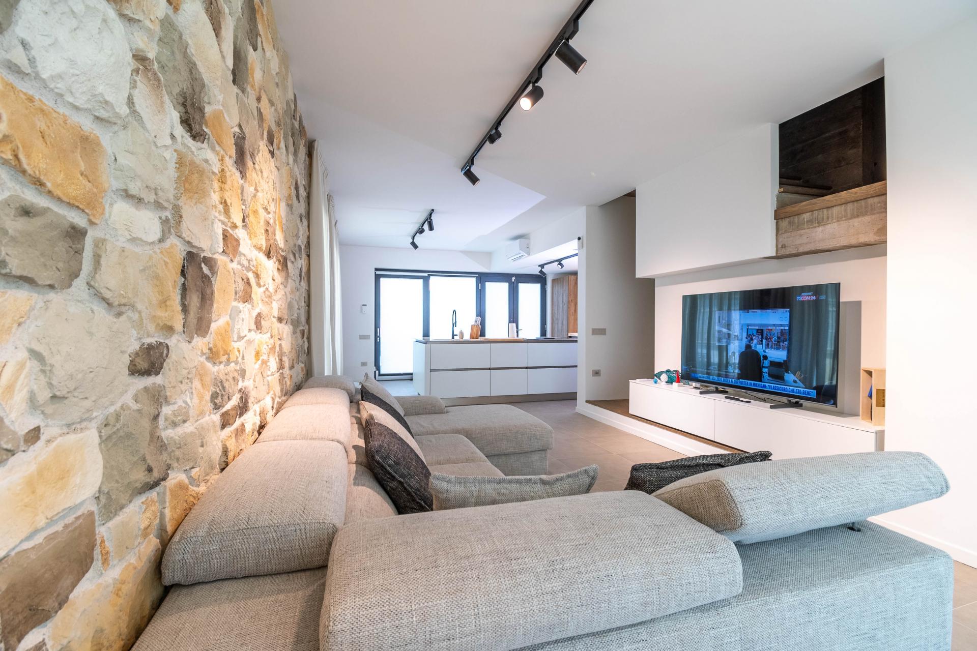 FREGENE – PRESTIGIOSA VILLA DI NUOVA COSTRUZIONE CON PISCINA • VISTA MARE • CLASSE A4 RIF. V/100