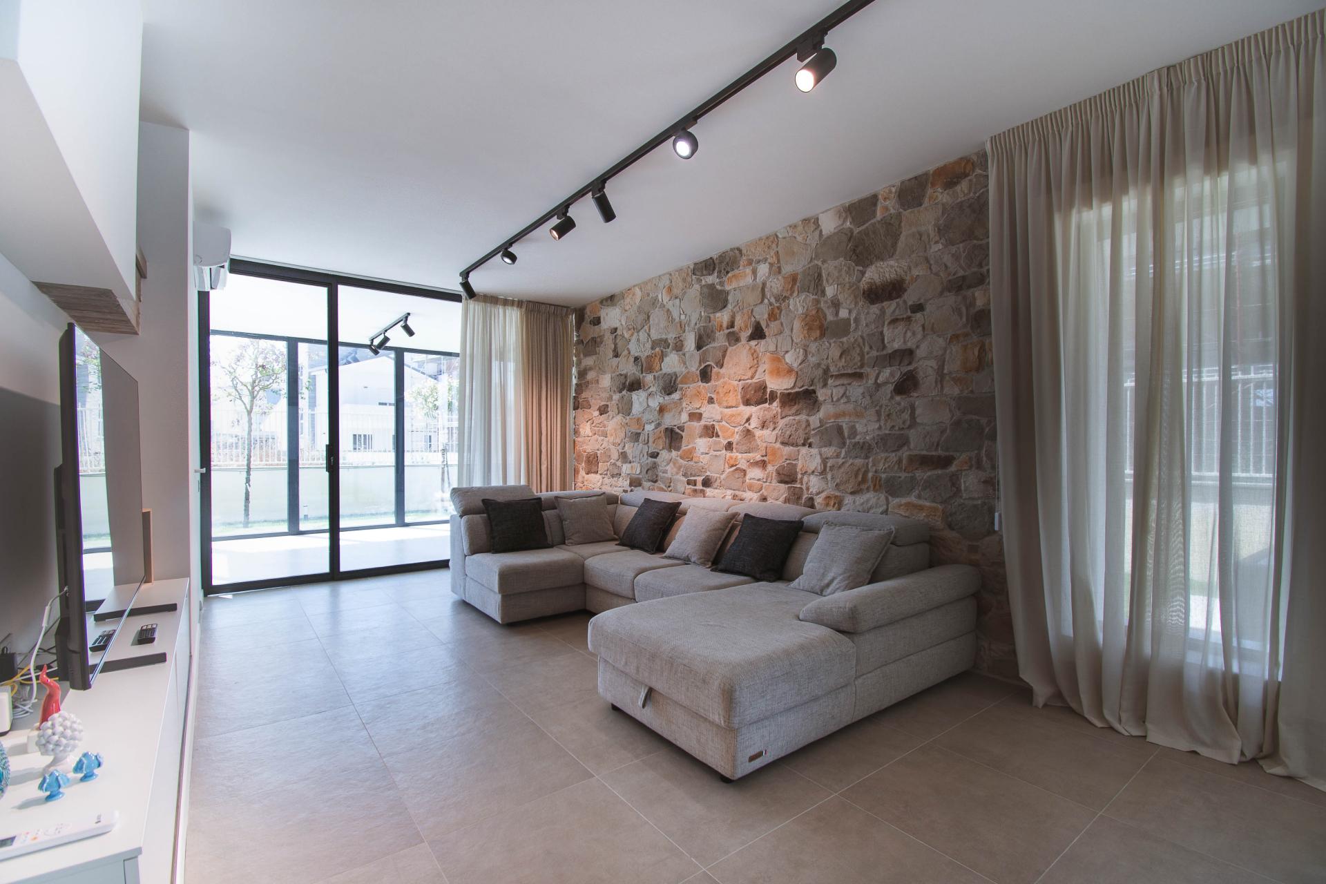 FREGENE – PRESTIGIOSA VILLA DI NUOVA COSTRUZIONE CON PISCINA • VISTA MARE • CLASSE A4 RIF. V/100