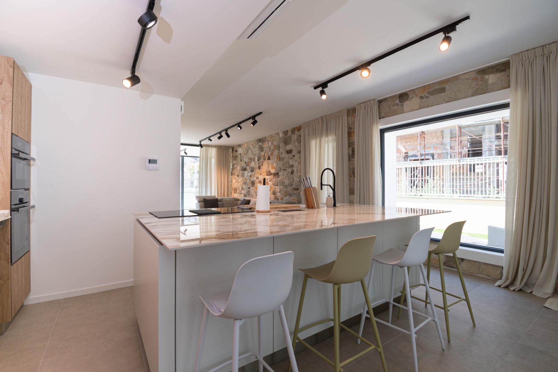 FREGENE – PRESTIGIOSA VILLA DI NUOVA COSTRUZIONE CON PISCINA • VISTA MARE • CLASSE A4 RIF. V/100
