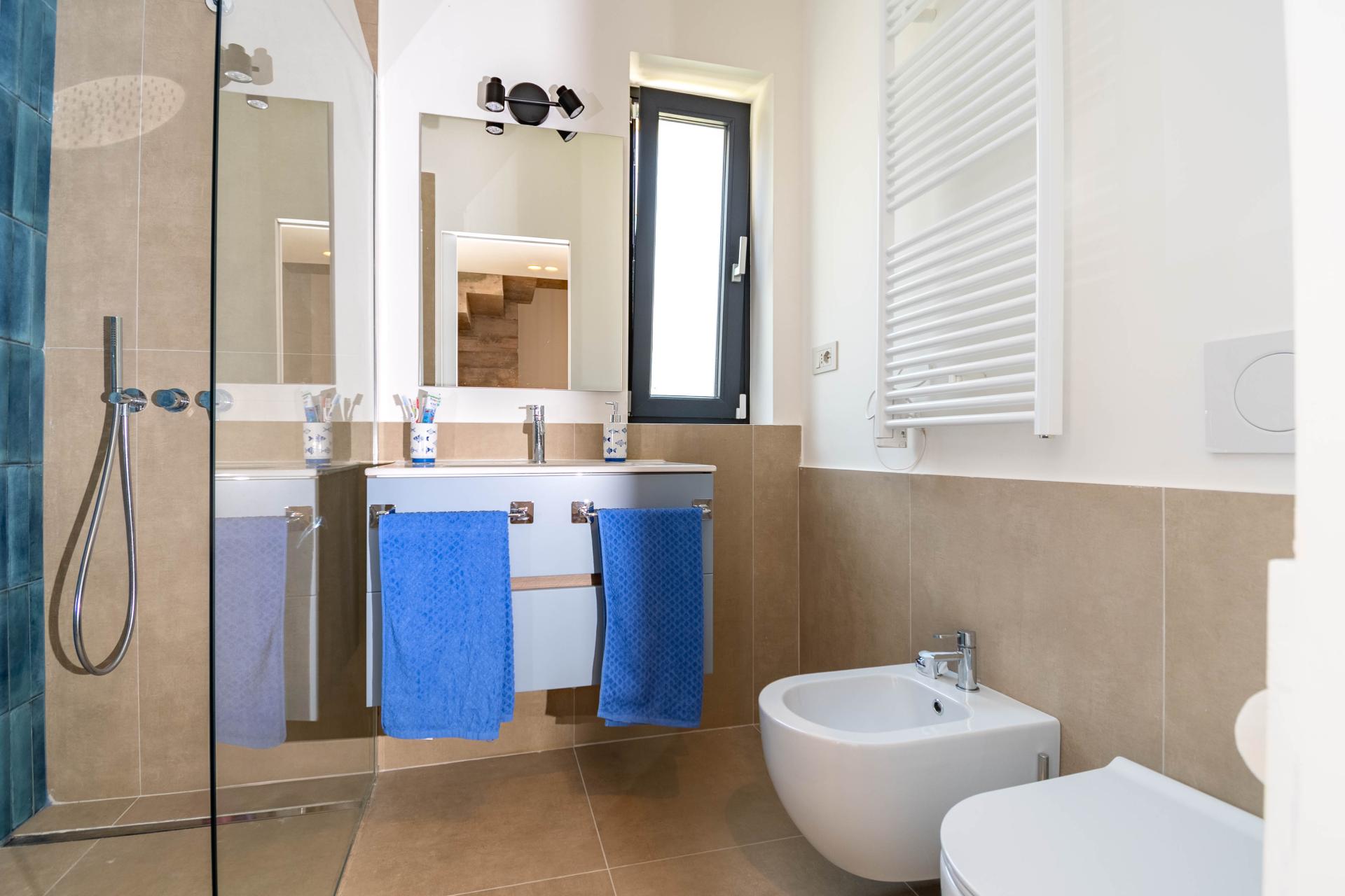 FREGENE – PRESTIGIOSA VILLA DI NUOVA COSTRUZIONE CON PISCINA • VISTA MARE • CLASSE A4 RIF. V/100