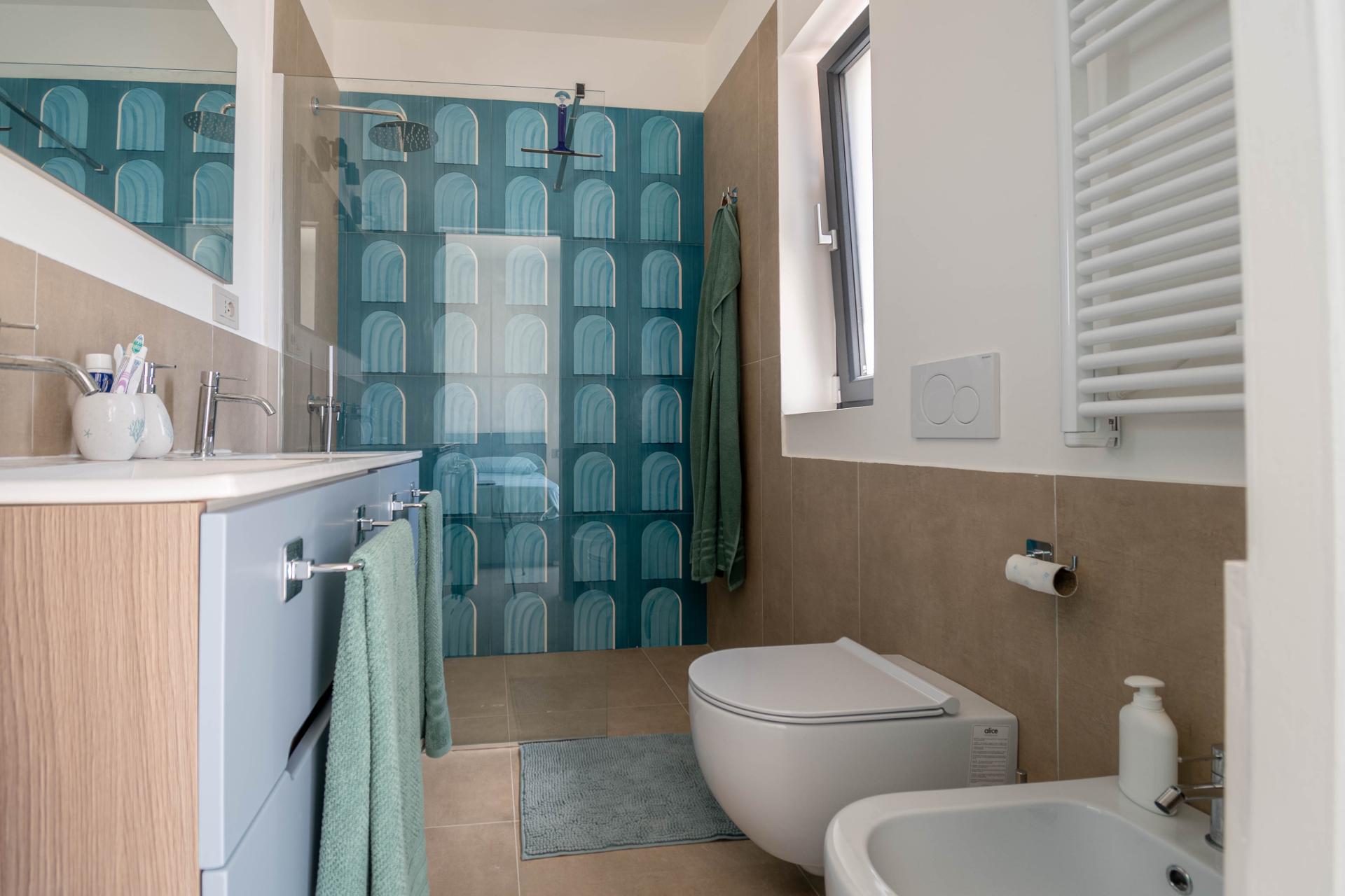 FREGENE – PRESTIGIOSA VILLA DI NUOVA COSTRUZIONE CON PISCINA • VISTA MARE • CLASSE A4 RIF. V/100