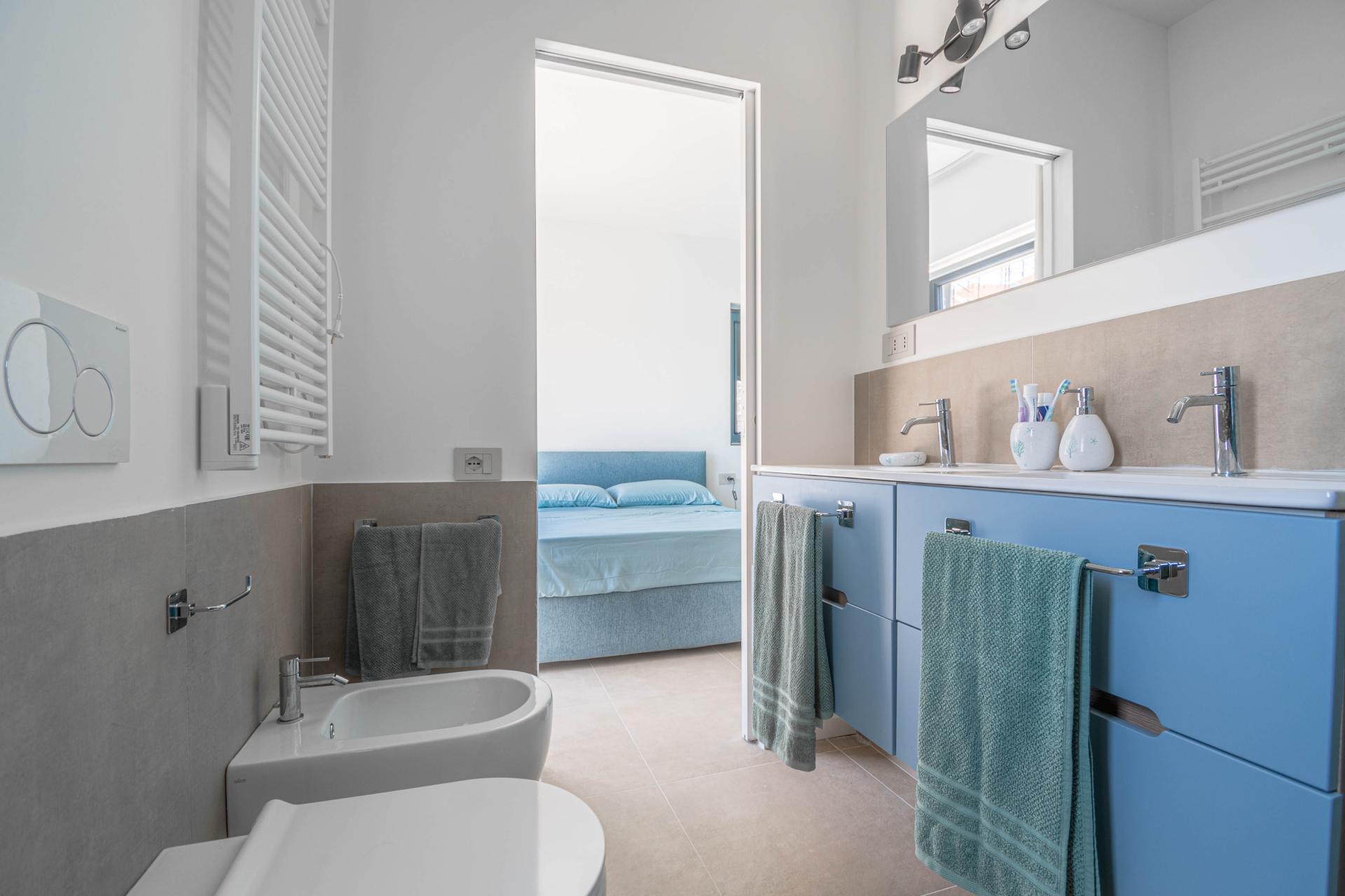FREGENE – PRESTIGIOSA VILLA DI NUOVA COSTRUZIONE CON PISCINA • VISTA MARE • CLASSE A4 RIF. V/100