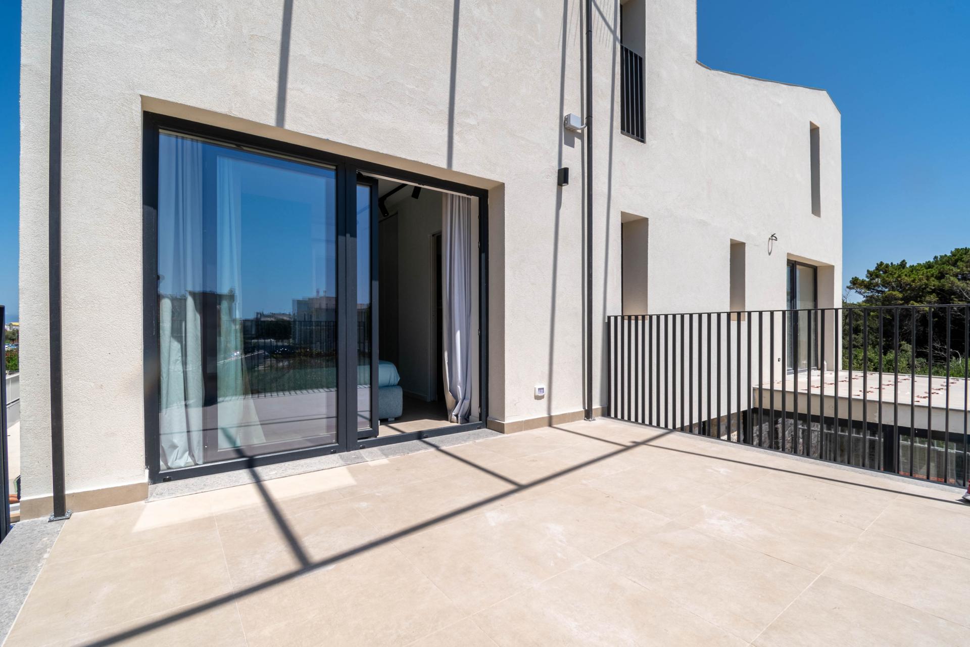 FREGENE – PRESTIGIOSA VILLA DI NUOVA COSTRUZIONE CON PISCINA • VISTA MARE • CLASSE A4 RIF. V/100