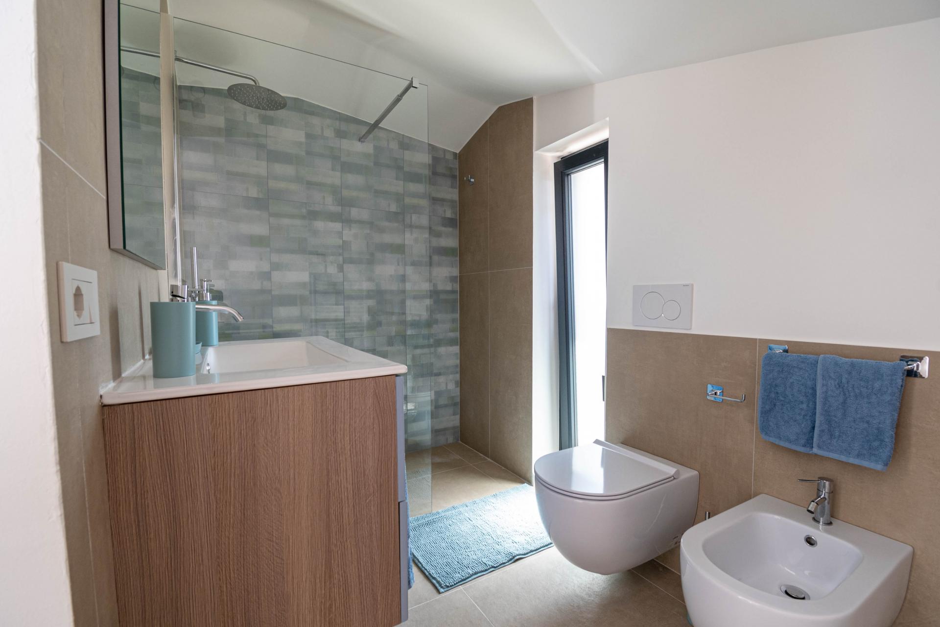 FREGENE – PRESTIGIOSA VILLA DI NUOVA COSTRUZIONE CON PISCINA • VISTA MARE • CLASSE A4 RIF. V/100