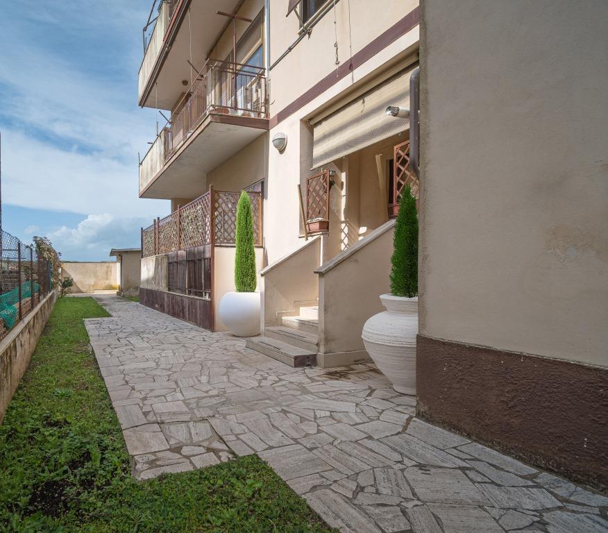 FREGENE NORD APPARTAMENTO UNILIVELLO PIANO TERRA CON BALCONE - RIF. V/60 -