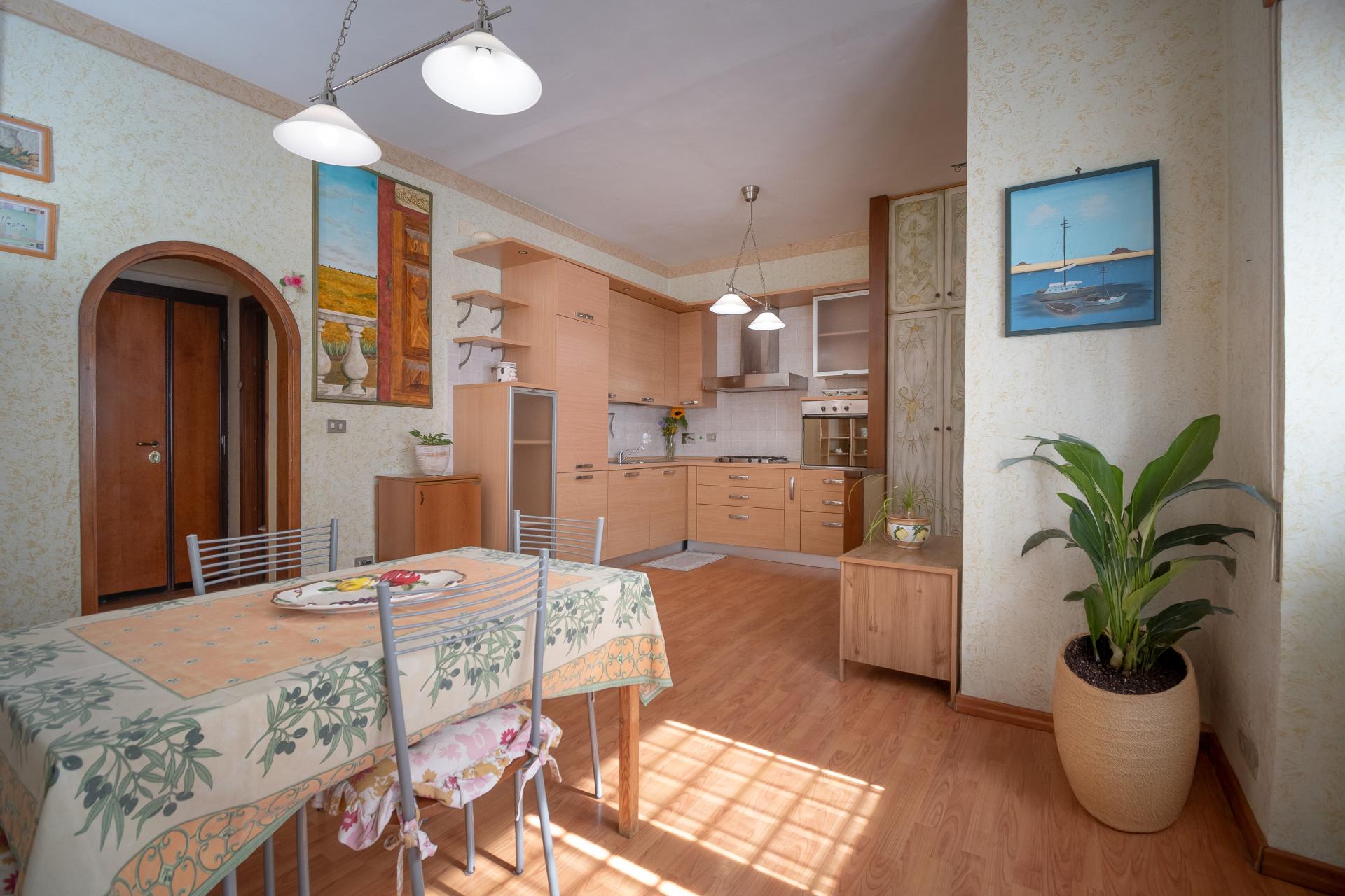 FREGENE NORD APPARTAMENTO UNILIVELLO PIANO TERRA CON BALCONE - RIF. V/60 -