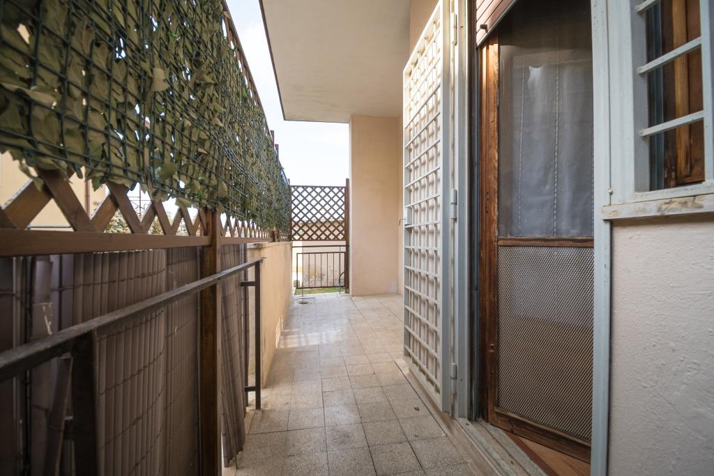 FREGENE NORD APPARTAMENTO UNILIVELLO PIANO TERRA CON BALCONE - RIF. V/60 -