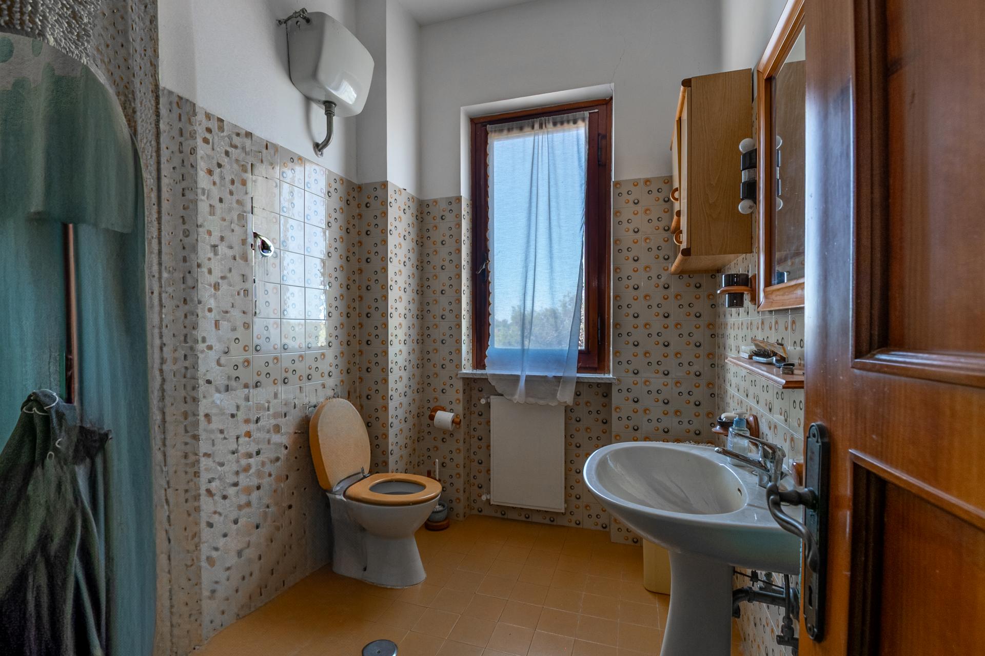 TENUTA DI CAMPAGNA CON ABITAZIONI, MAGAZZINI, AUTORIMESSE E TERRENO RIF. V/150