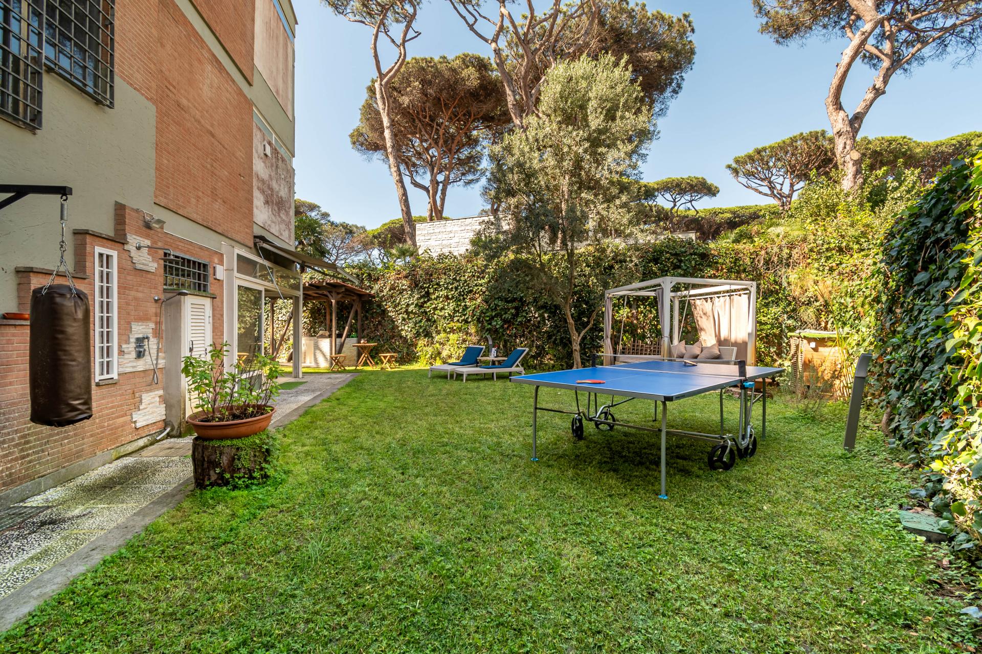 FREGENE NORD APPARTAMENTO RISTRUTTURATO CON GIARDINO ANGOLARE - RIF. V/120
