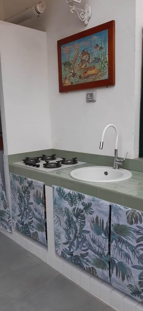 FREGENE GRAZIOSO ED ACCESSORIATO VILLINO CON GIARDINO RIF. AE/75