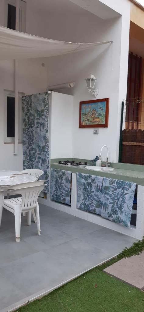 FREGENE GRAZIOSO ED ACCESSORIATO VILLINO CON GIARDINO RIF. AE/75