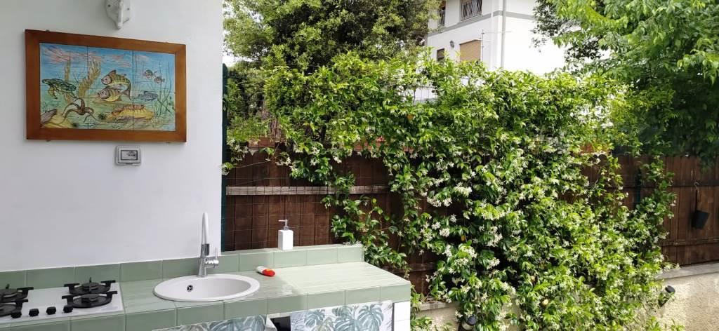 FREGENE GRAZIOSO ED ACCESSORIATO VILLINO CON GIARDINO RIF. AE/75