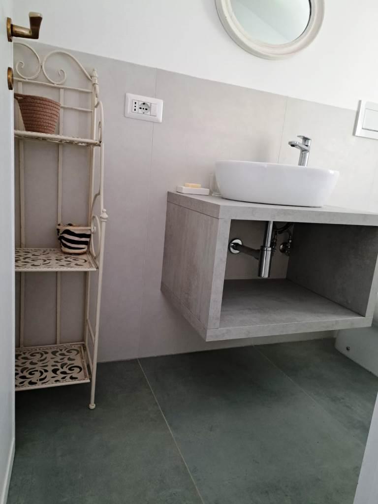 FREGENE GRAZIOSO ED ACCESSORIATO VILLINO CON GIARDINO RIF. AE/75