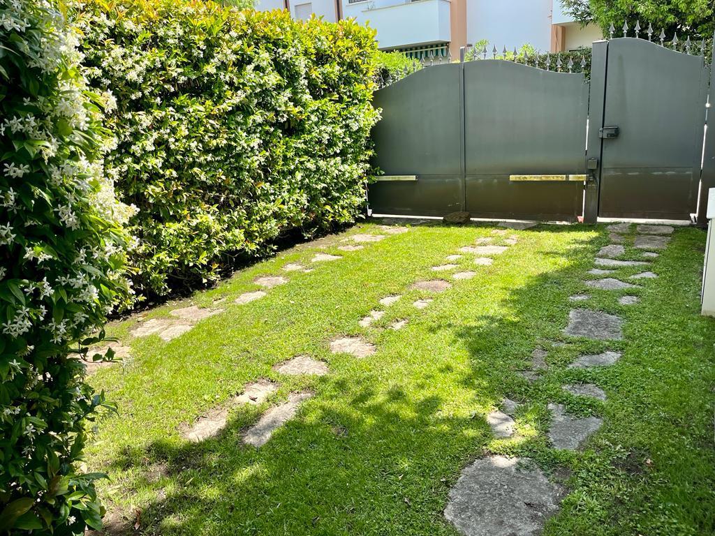 FREGENE CENTRO PRESTIGIOSA VILLA BIFAMILIARE CON GIARDINO E PISCINA RIF. V/80