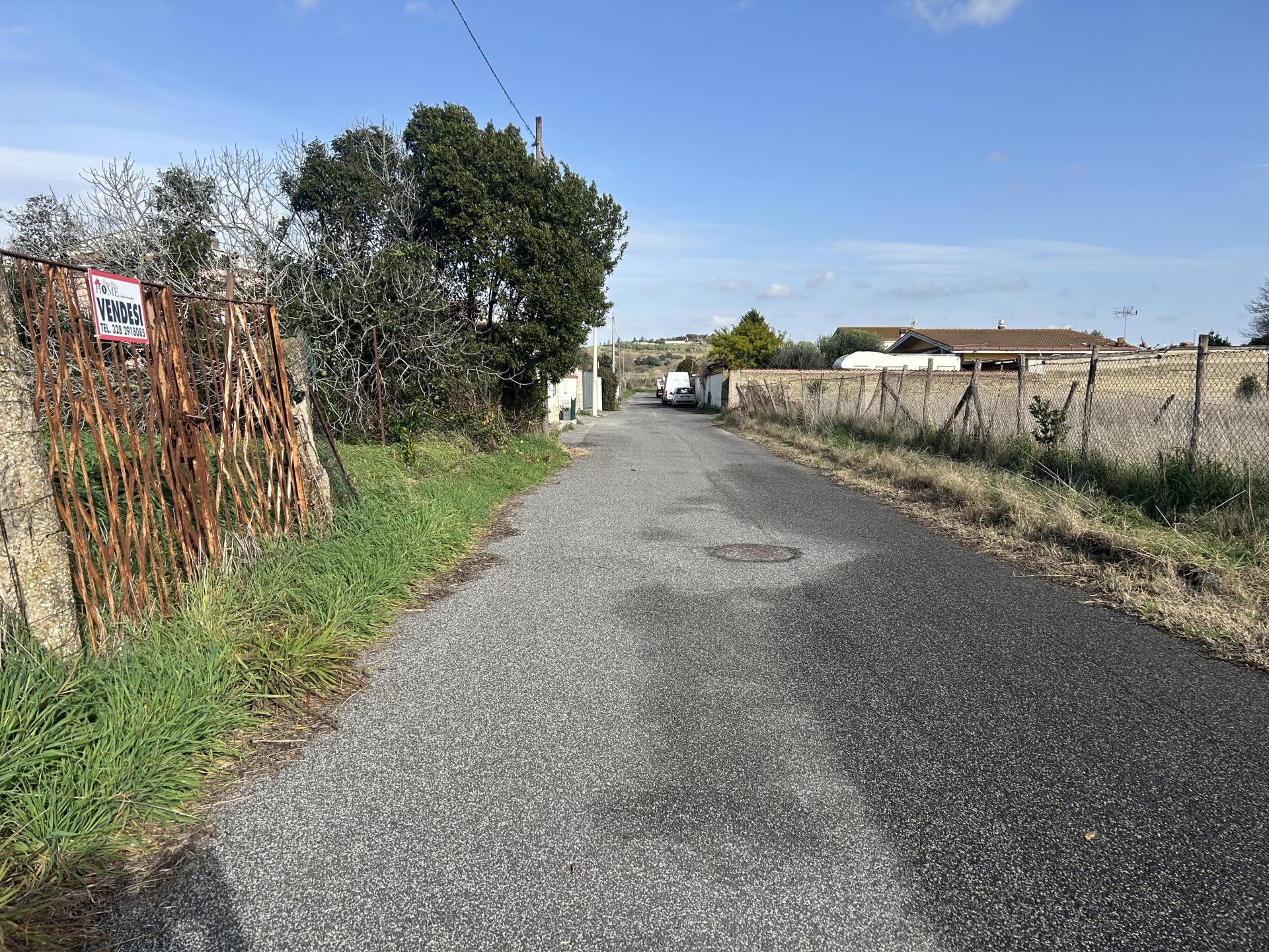 PIANA DEL SOLE VENDESI TERRENO CON ACCESSO SU STRADA RIF. V/110