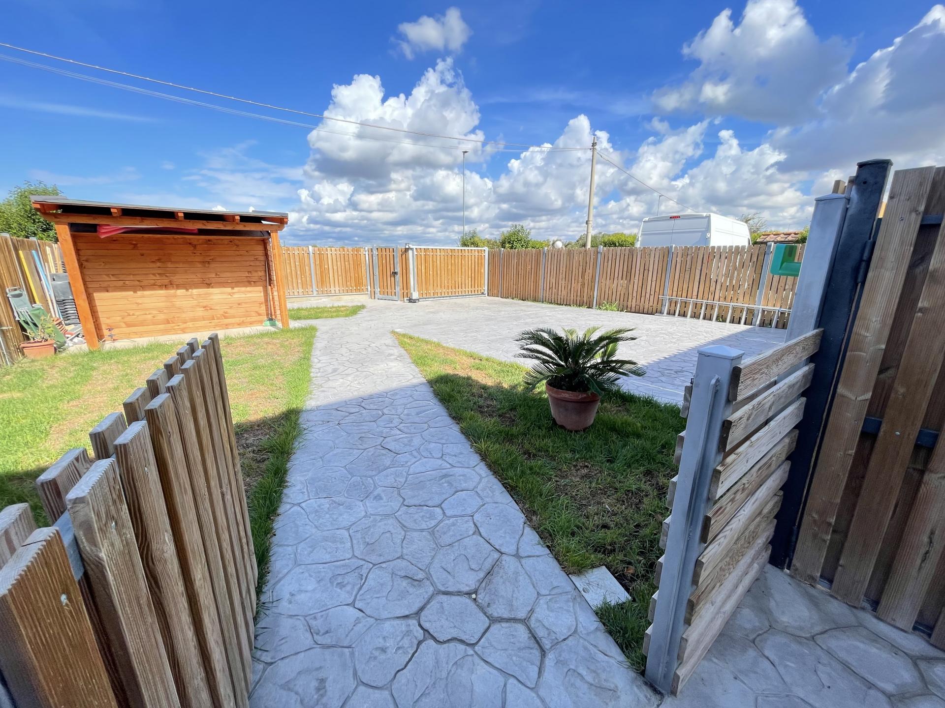 MACCARESE RIFINITISSIMA PORZIONE DI CASALE CON GIARDINO RIF. A/30