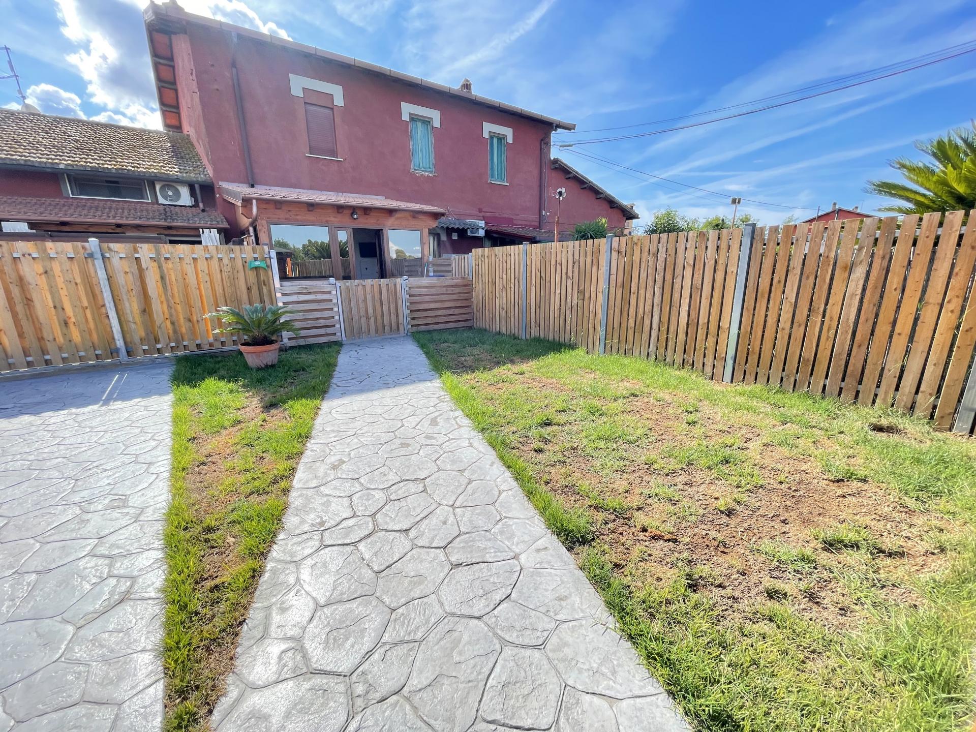 MACCARESE RIFINITISSIMA PORZIONE DI CASALE CON GIARDINO RIF. A/30