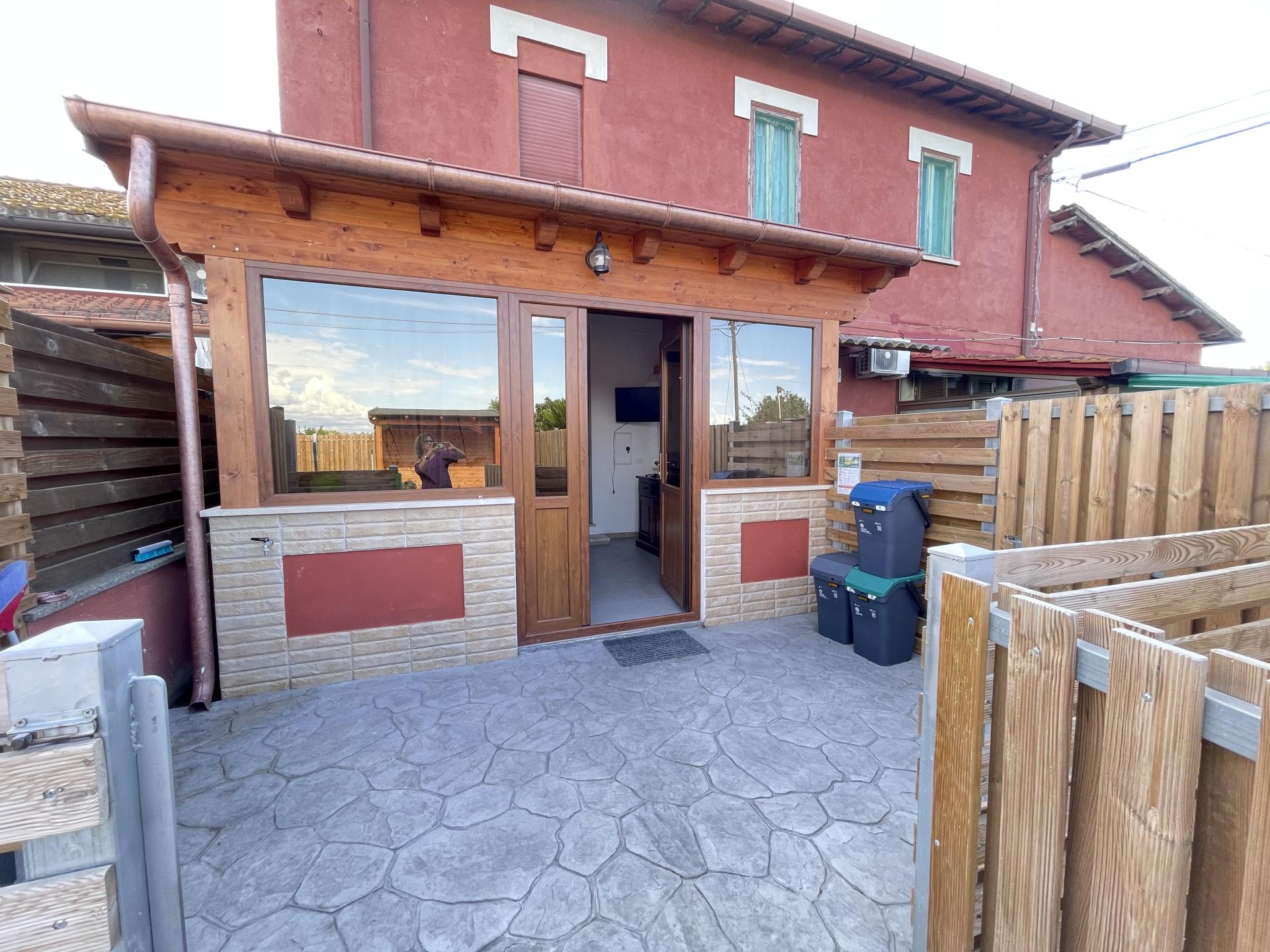 MACCARESE RIFINITISSIMA PORZIONE DI CASALE CON GIARDINO RIF. A/30