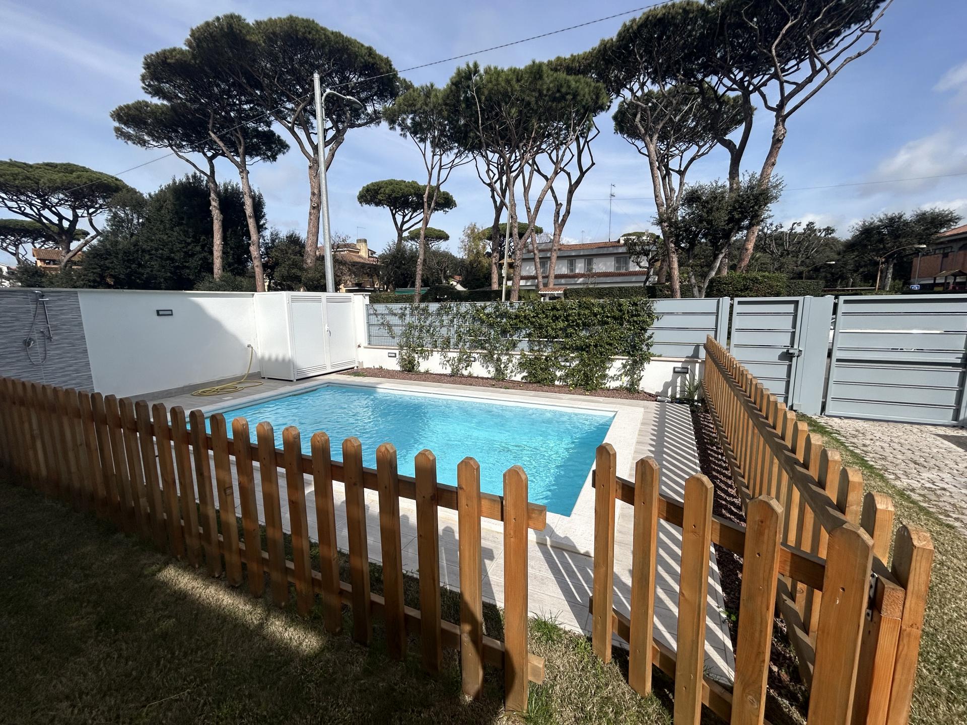 FREGENE CENTRO PRESTIGIOSA VILLA CON GIARDINO E PISCINA RIF. A/85