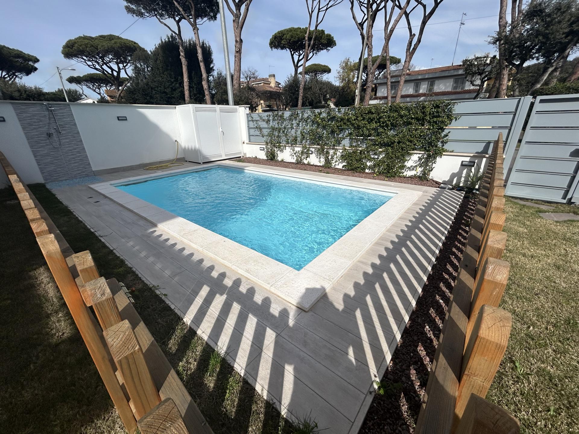 FREGENE CENTRO PRESTIGIOSA VILLA CON GIARDINO E PISCINA RIF. A/85