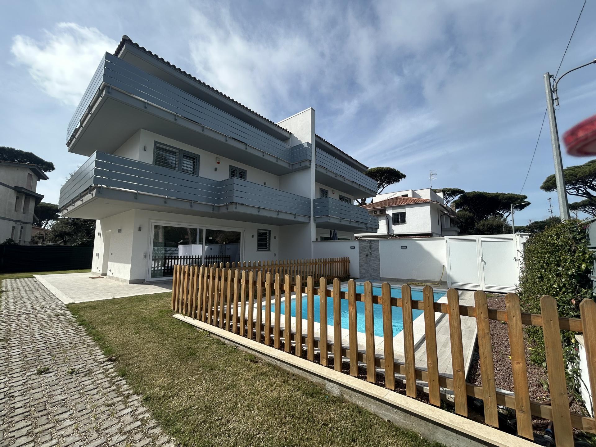 FREGENE CENTRO PRESTIGIOSA VILLA CON GIARDINO E PISCINA RIF. A/85