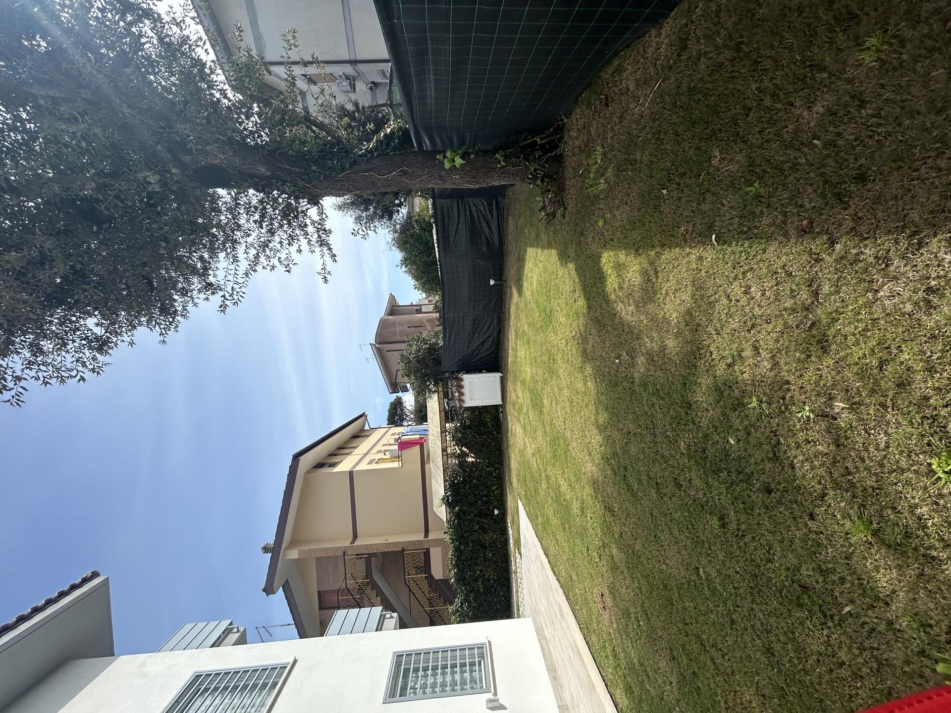 FREGENE CENTRO PRESTIGIOSA VILLA CON GIARDINO E PISCINA RIF. A/85