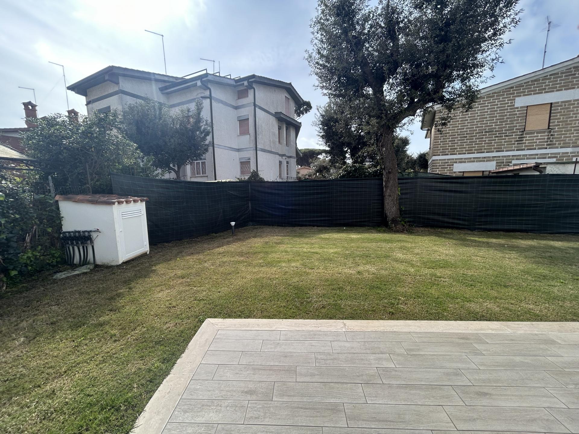 FREGENE CENTRO PRESTIGIOSA VILLA CON GIARDINO E PISCINA RIF. A/85