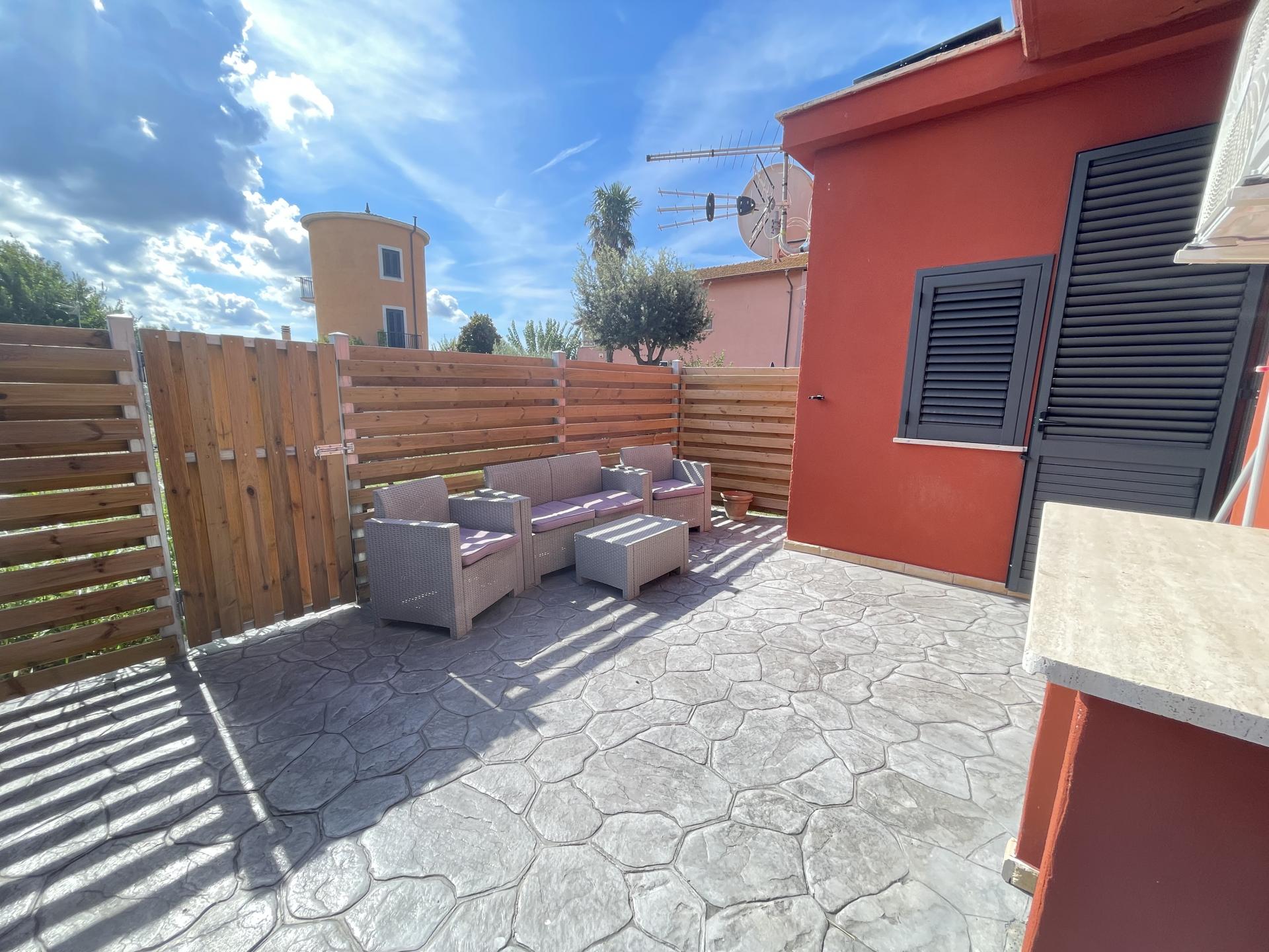 MACCARESE RIFINITISSIMA PORZIONE DI CASALE CON GIARDINO RIF. A/30