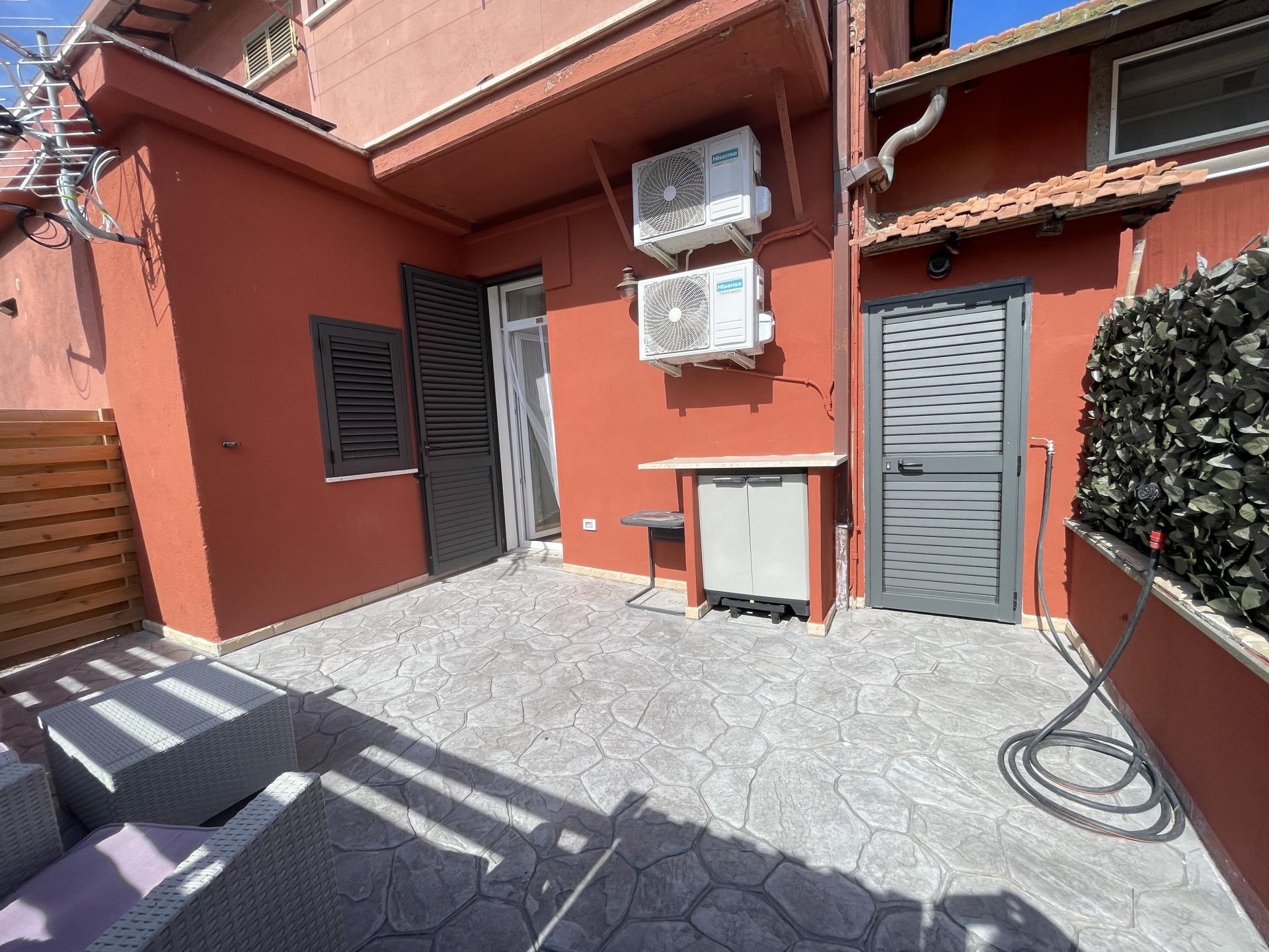 MACCARESE RIFINITISSIMA PORZIONE DI CASALE CON GIARDINO RIF. A/30