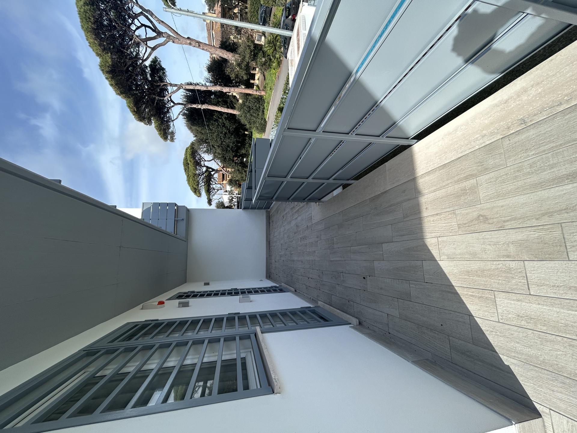FREGENE CENTRO PRESTIGIOSA VILLA CON GIARDINO E PISCINA RIF. A/85