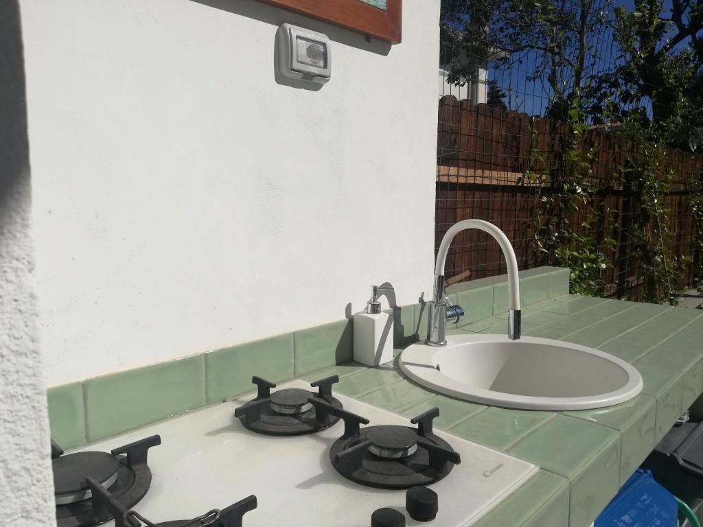 FREGENE GRAZIOSO ED ACCESSORIATO VILLINO CON GIARDINO RIF. AE/75