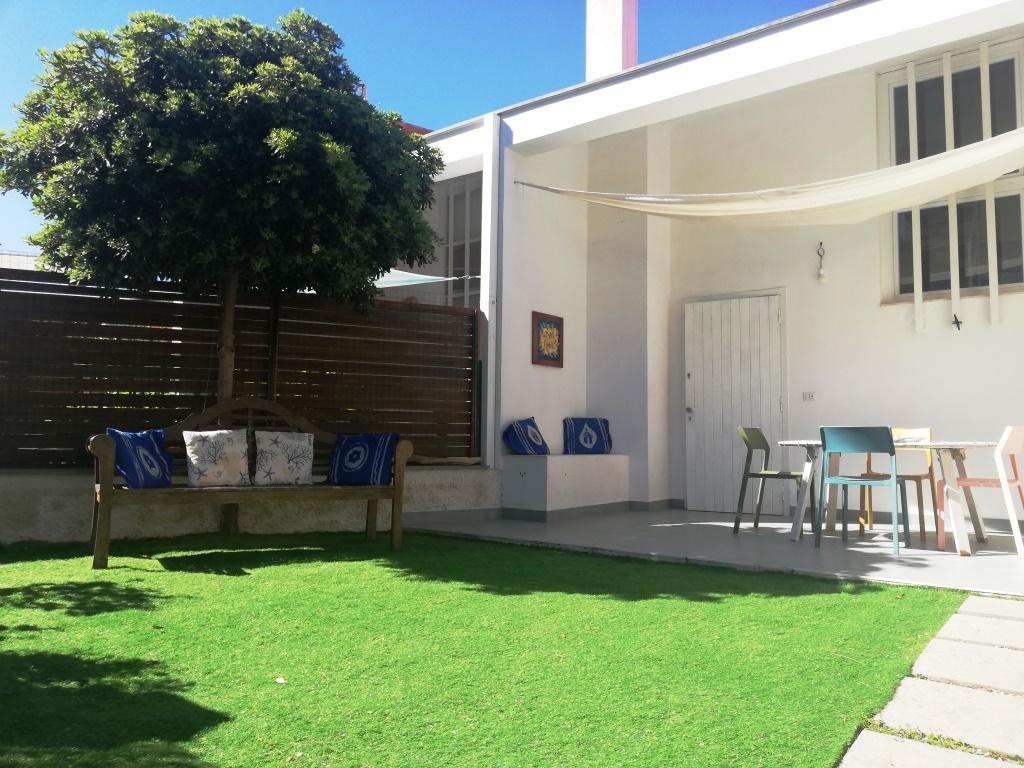 FREGENE GRAZIOSO ED ACCESSORIATO VILLINO CON GIARDINO RIF. AE/75