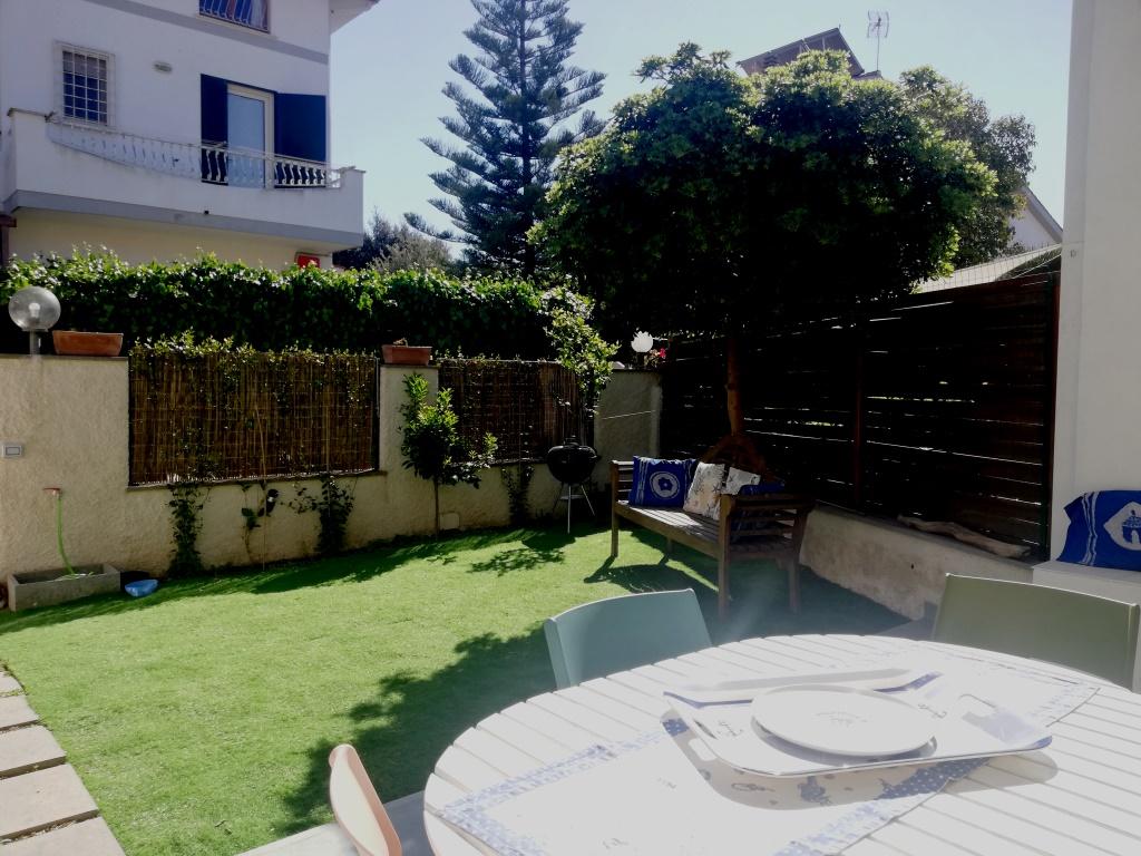 FREGENE GRAZIOSO ED ACCESSORIATO VILLINO CON GIARDINO RIF. AE/75