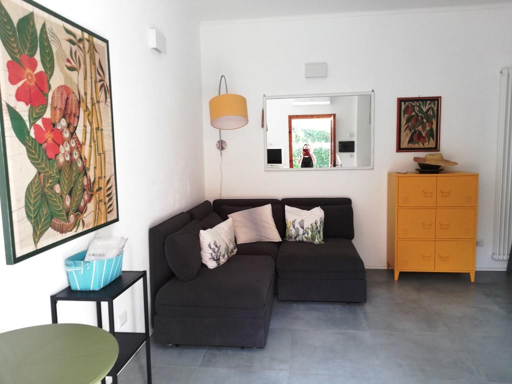 FREGENE GRAZIOSO ED ACCESSORIATO VILLINO CON GIARDINO RIF. AE/75