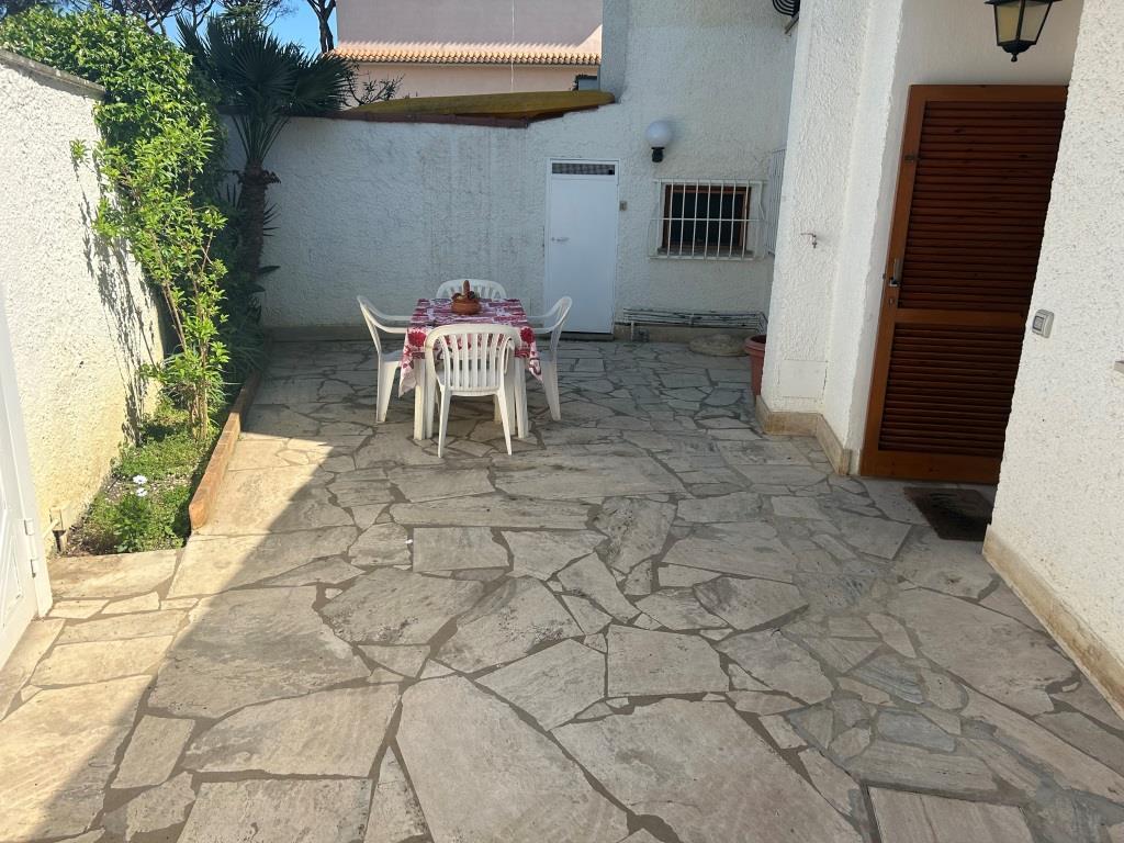 FREGENE GRAZIOSO APP.TO PIANO TERRA CON GIARDINO PRIVATO - RIF. AE/52 -