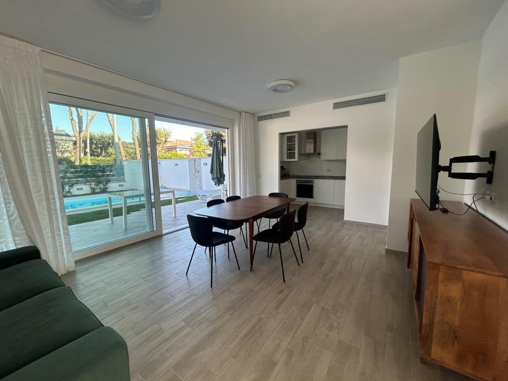 FREGENE CENTRO PRESTIGIOSA VILLA CON GIARDINO E PISCINA RIF. A/85