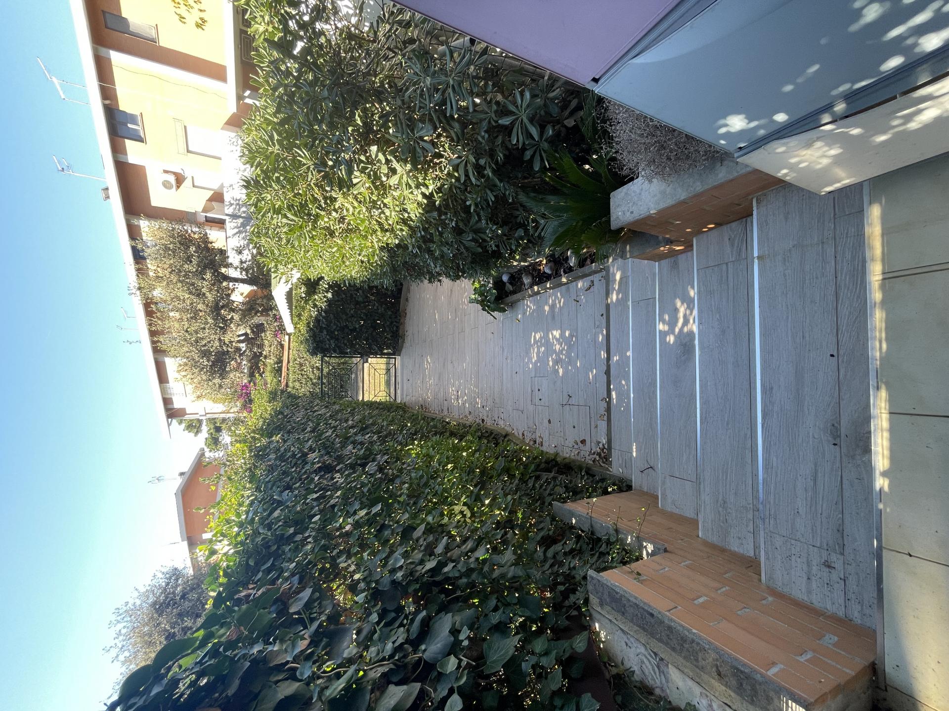 FREGENE APP.TO 1° E 2° PIANO CON GIARDINETTO E TERRAZZO RIF. AE/15